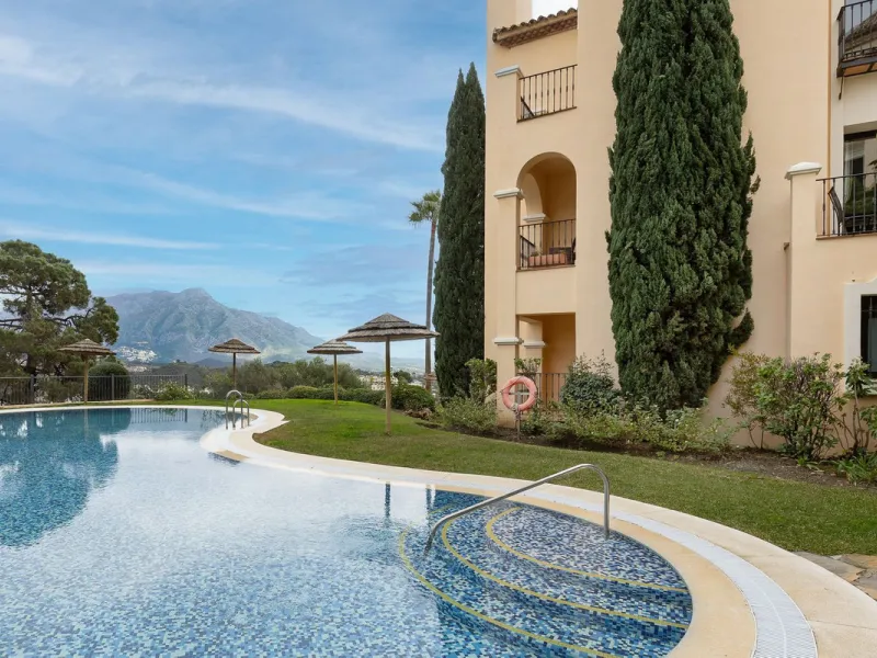 This exceptionally beautiful 2-bedroom apartment is located in the prestigious La Quinta in Benahavís, where luxury, space, and quality come together perfectly. The apartment was built in 2006, but once inside, it feels as if it has only recently been com