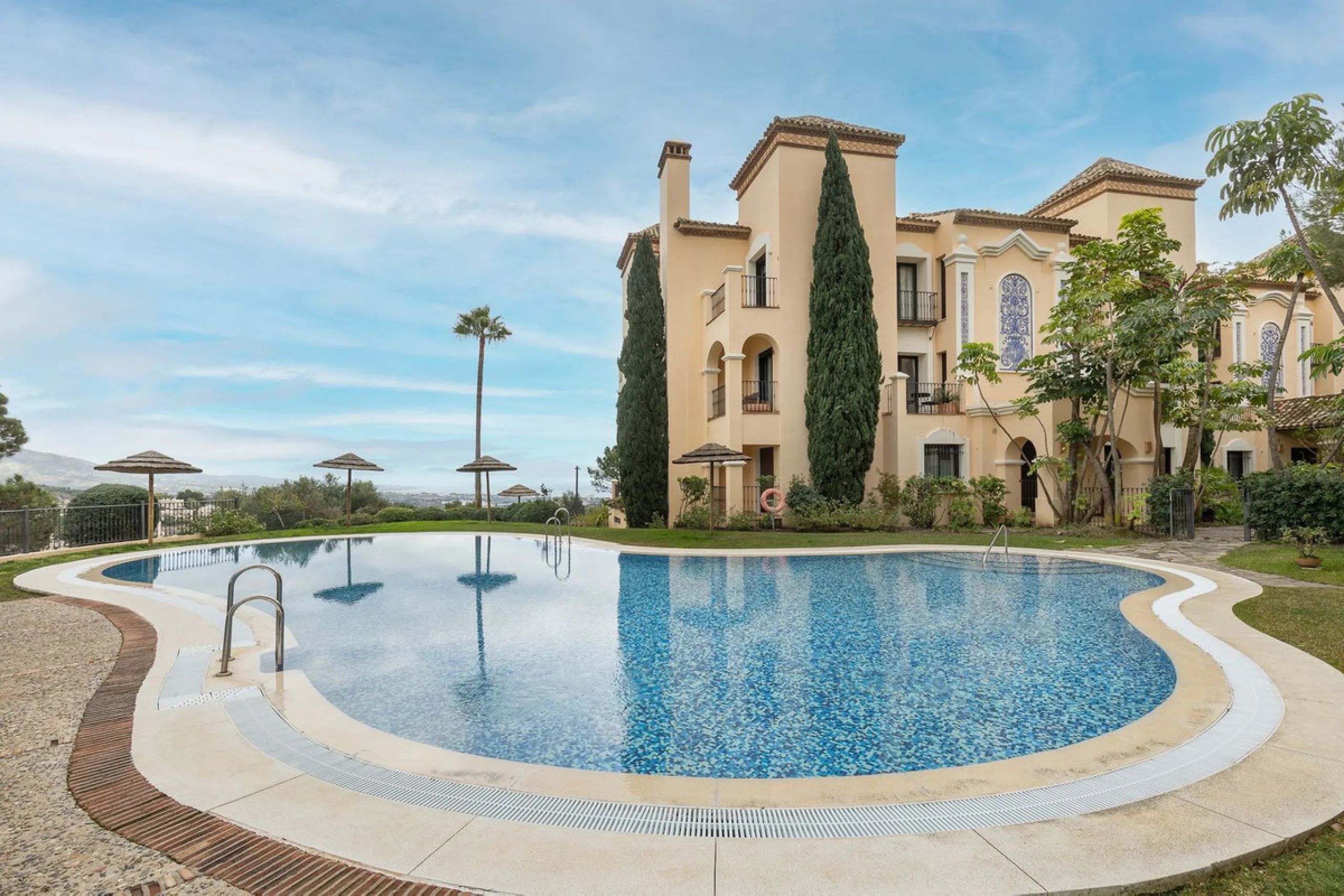 This exceptionally beautiful 2-bedroom apartment is located in the prestigious La Quinta in Benahavís, where luxury, space, and quality come together perfectly. The apartment was built in 2006, but once inside, it feels as if it has only recently been com