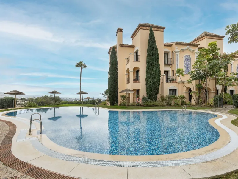 This exceptionally beautiful 2-bedroom apartment is located in the prestigious La Quinta in Benahavís, where luxury, space, and quality come together perfectly. The apartment was built in 2006, but once inside, it feels as if it has only recently been com