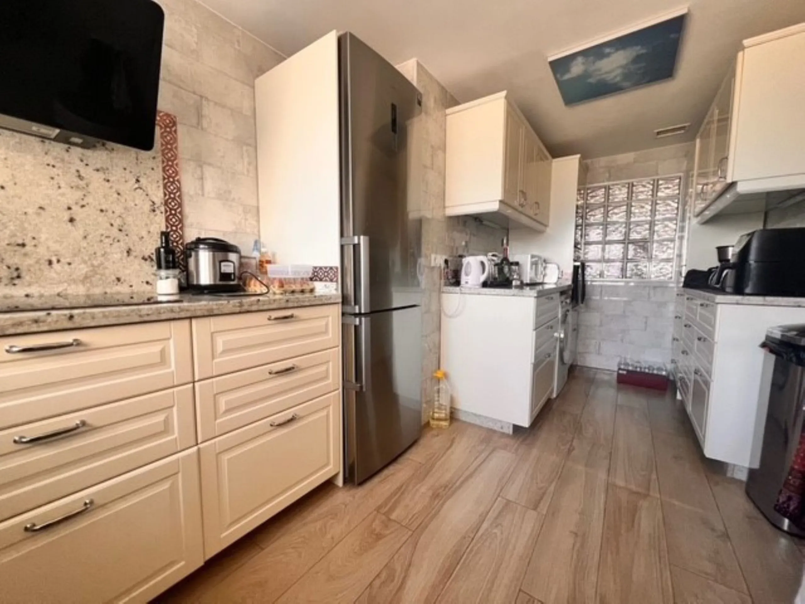 This charming top-floor apartment, located in the sought-after Guadalmina Baja, offers a comfortable and modern living experience. The apartment features two spacious bedrooms and two renovated bathrooms. The open-concept layout creates a seamless flow be