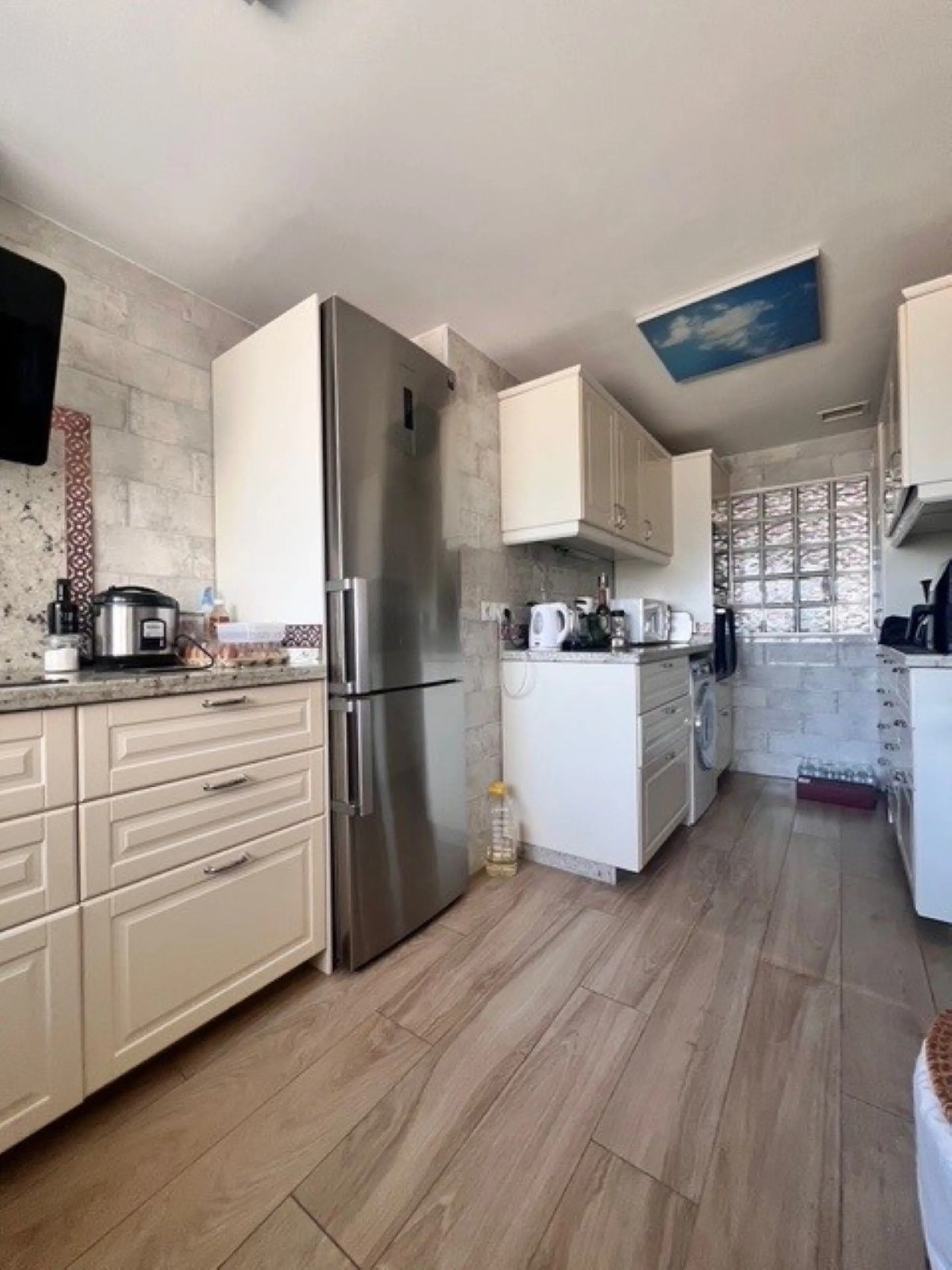 This charming top-floor apartment, located in the sought-after Guadalmina Baja, offers a comfortable and modern living experience. The apartment features two spacious bedrooms and two renovated bathrooms. The open-concept layout creates a seamless flow be