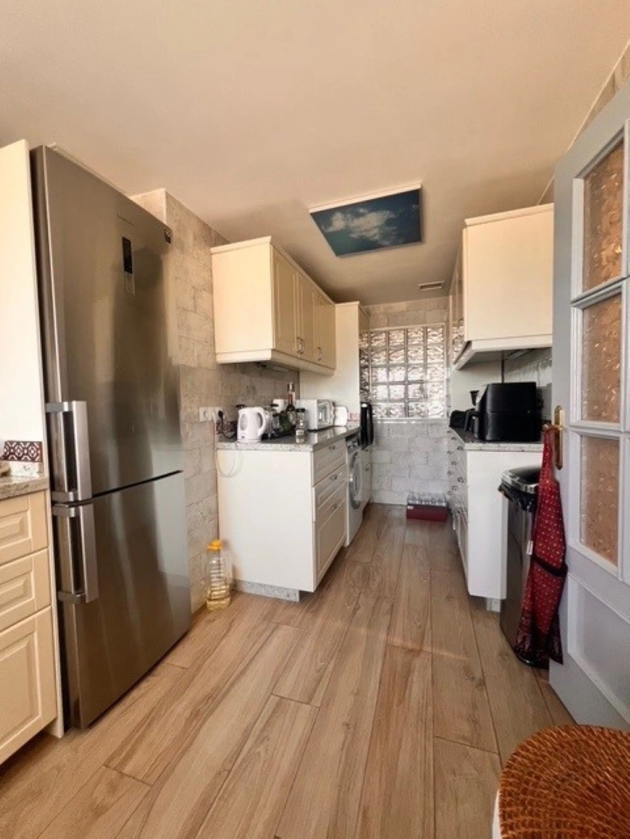 This charming top-floor apartment, located in the sought-after Guadalmina Baja, offers a comfortable and modern living experience. The apartment features two spacious bedrooms and two renovated bathrooms. The open-concept layout creates a seamless flow be