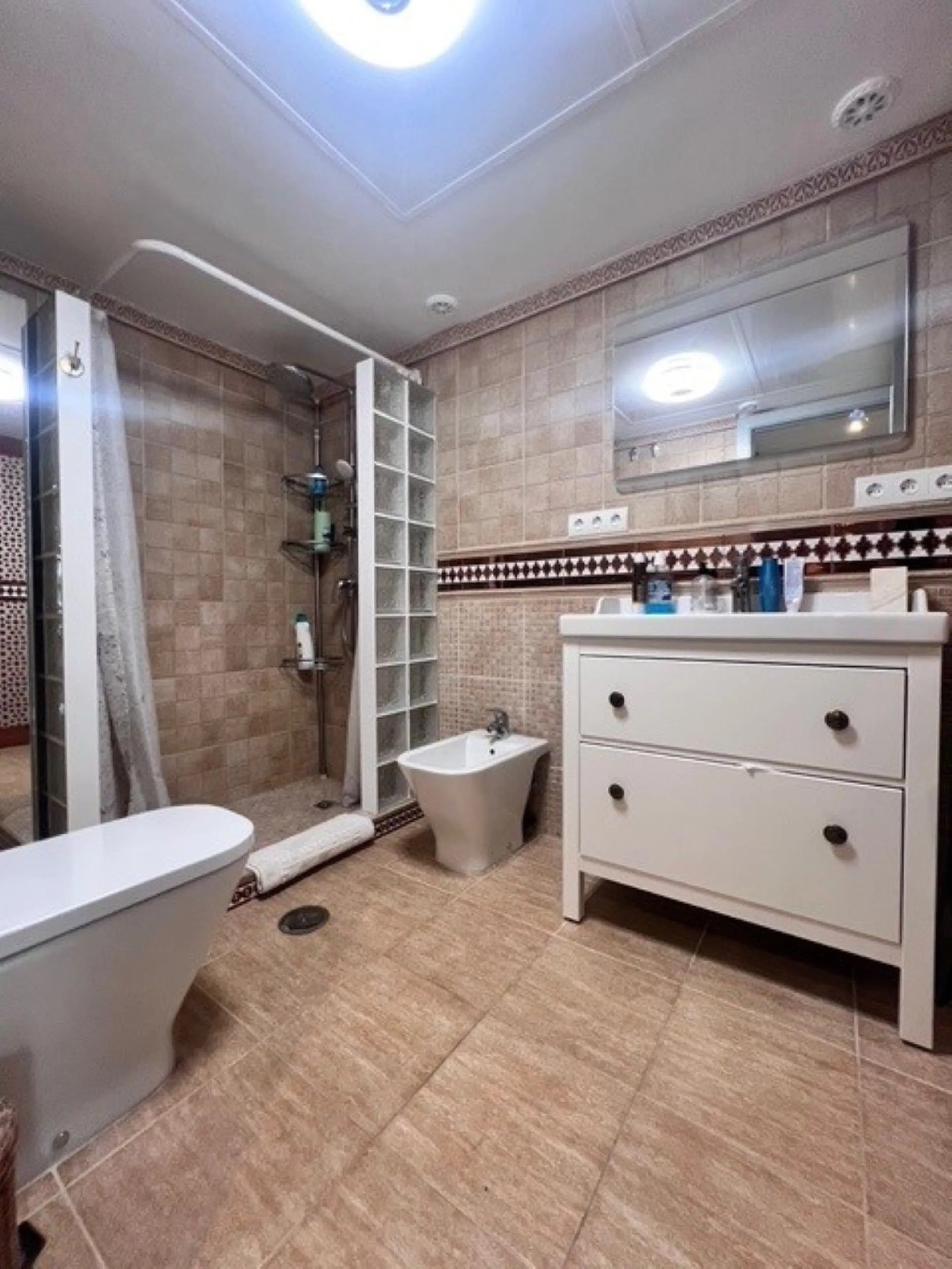 This charming top-floor apartment, located in the sought-after Guadalmina Baja, offers a comfortable and modern living experience. The apartment features two spacious bedrooms and two renovated bathrooms. The open-concept layout creates a seamless flow be