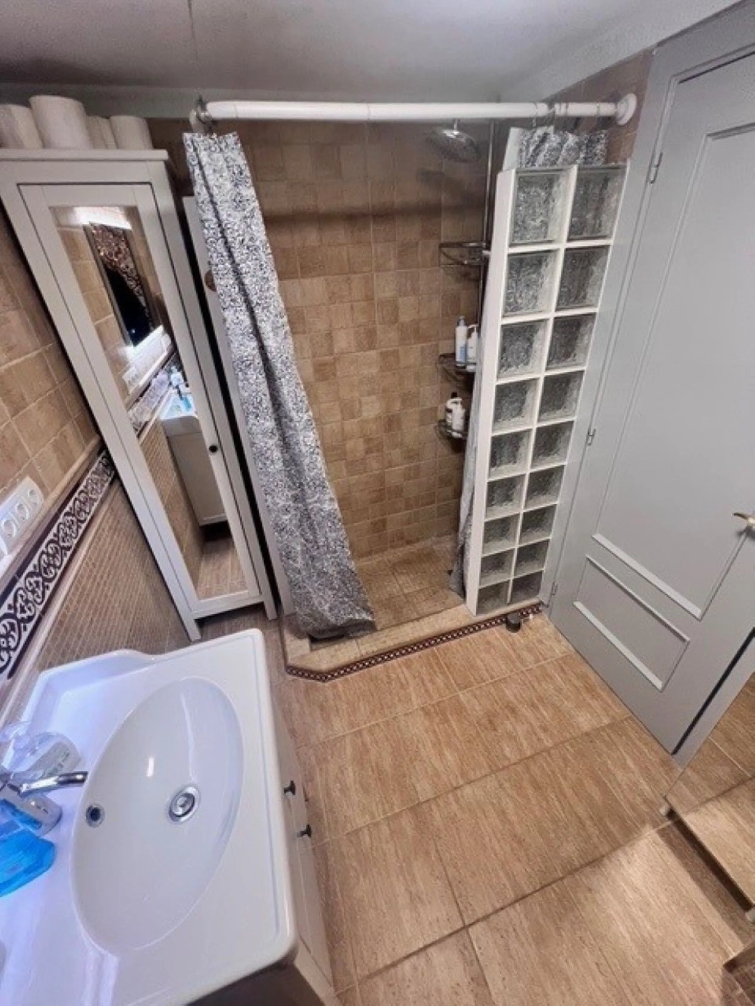This charming top-floor apartment, located in the sought-after Guadalmina Baja, offers a comfortable and modern living experience. The apartment features two spacious bedrooms and two renovated bathrooms. The open-concept layout creates a seamless flow be