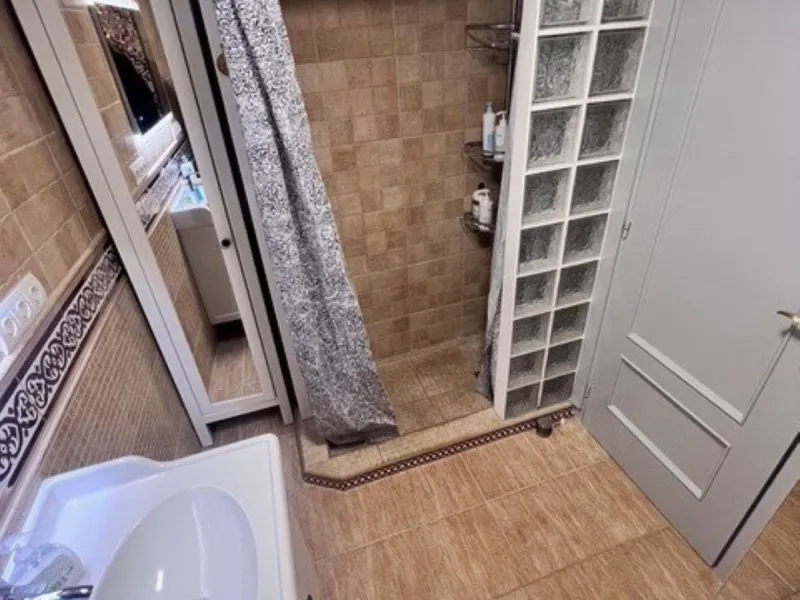 This charming top-floor apartment, located in the sought-after Guadalmina Baja, offers a comfortable and modern living experience. The apartment features two spacious bedrooms and two renovated bathrooms. The open-concept layout creates a seamless flow be