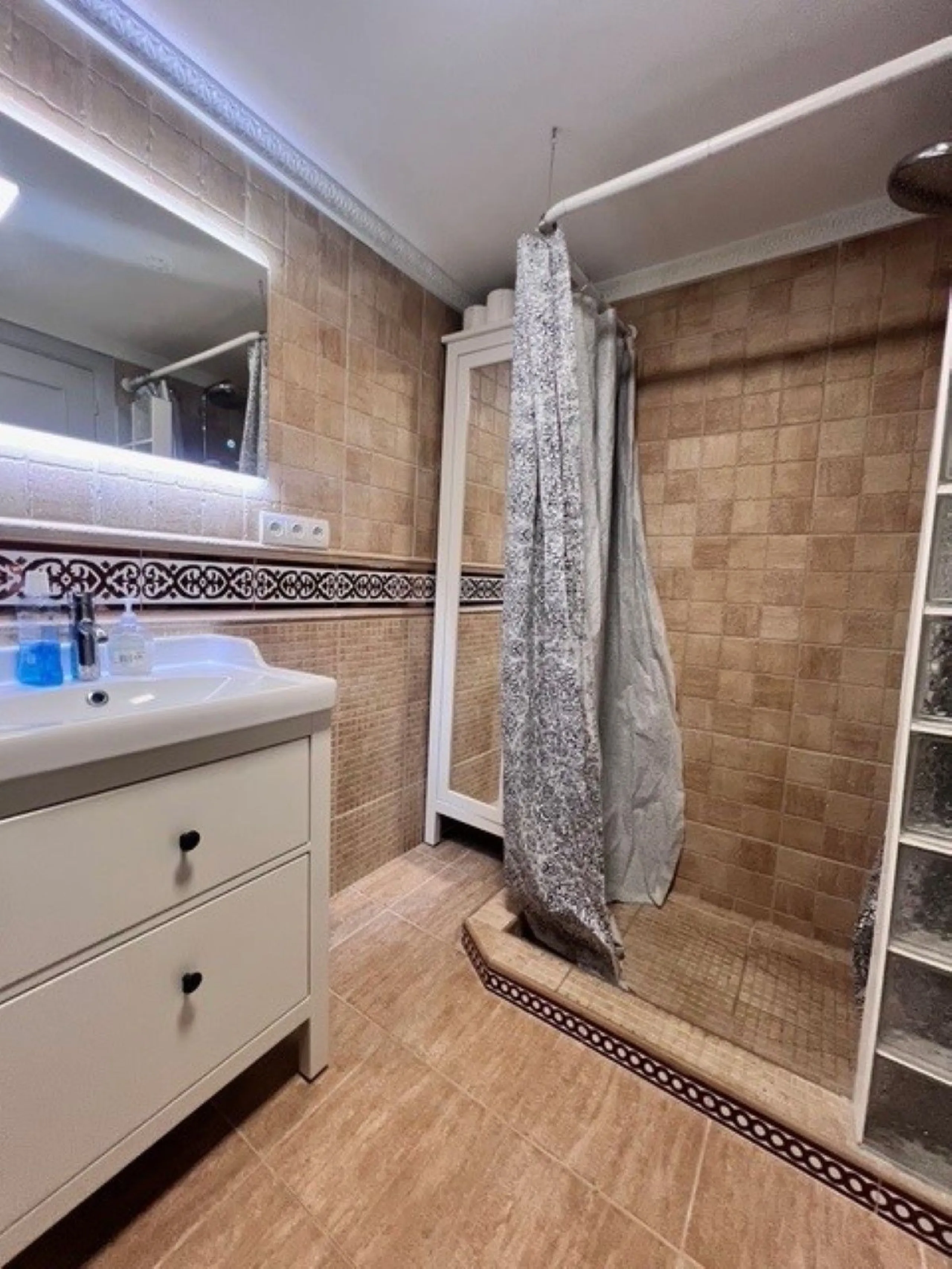 This charming top-floor apartment, located in the sought-after Guadalmina Baja, offers a comfortable and modern living experience. The apartment features two spacious bedrooms and two renovated bathrooms. The open-concept layout creates a seamless flow be