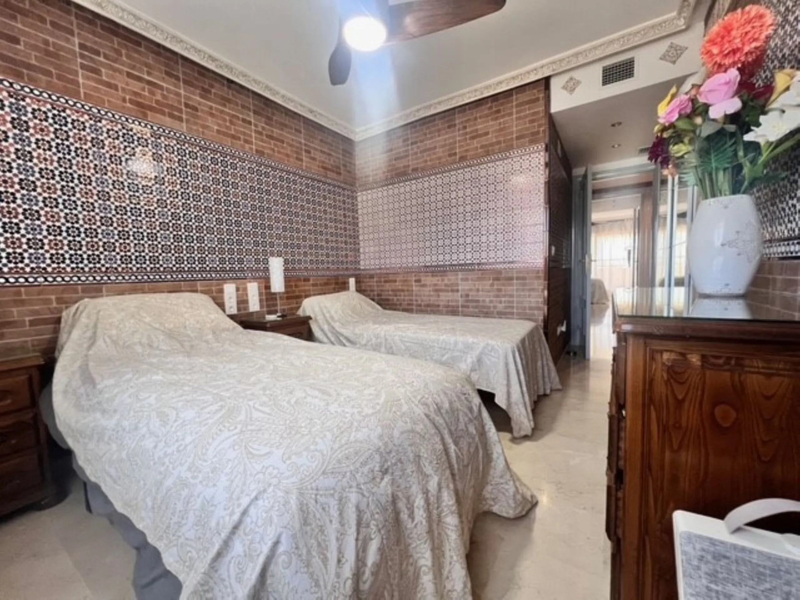 This charming top-floor apartment, located in the sought-after Guadalmina Baja, offers a comfortable and modern living experience. The apartment features two spacious bedrooms and two renovated bathrooms. The open-concept layout creates a seamless flow be
