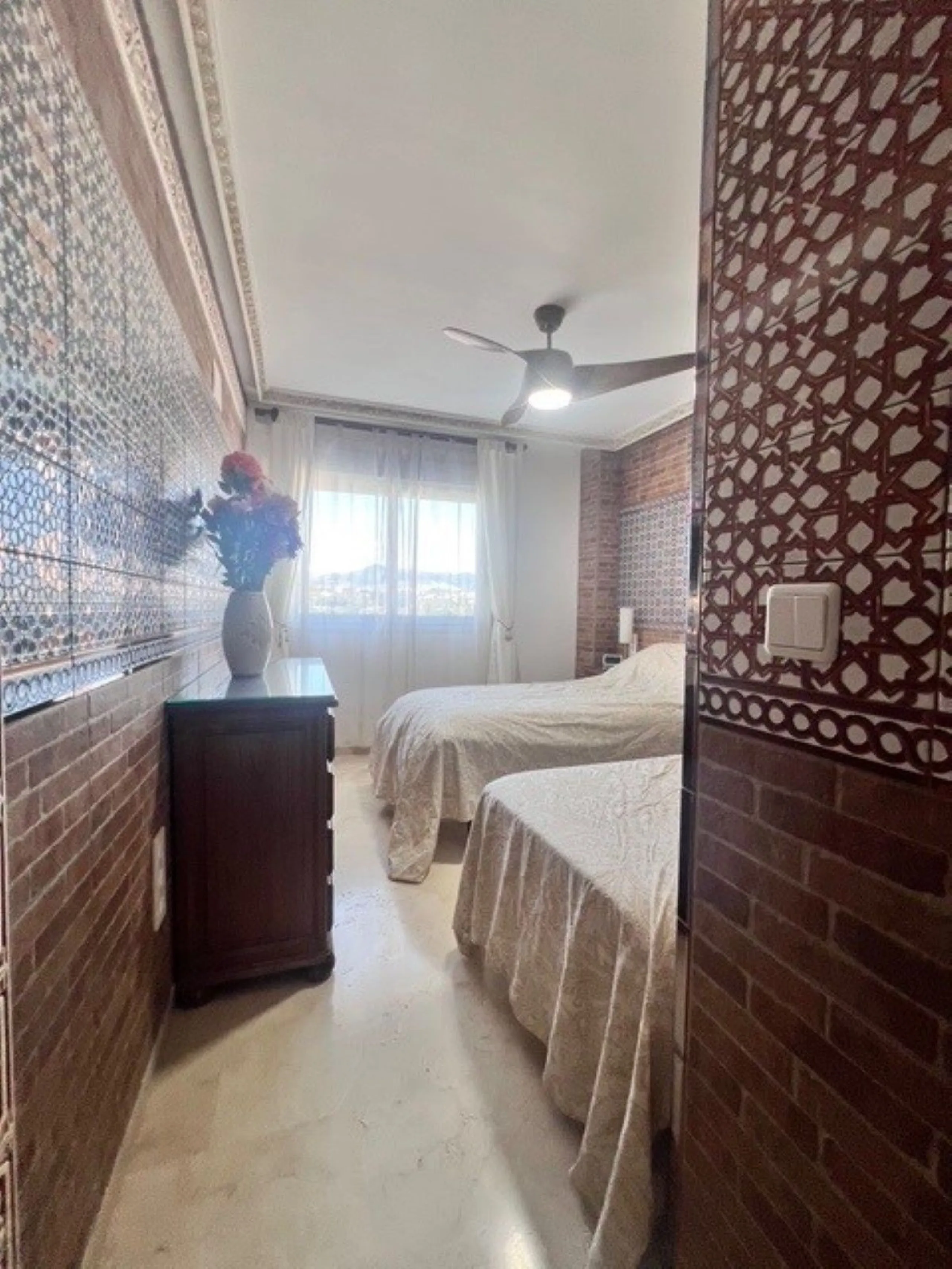 This charming top-floor apartment, located in the sought-after Guadalmina Baja, offers a comfortable and modern living experience. The apartment features two spacious bedrooms and two renovated bathrooms. The open-concept layout creates a seamless flow be