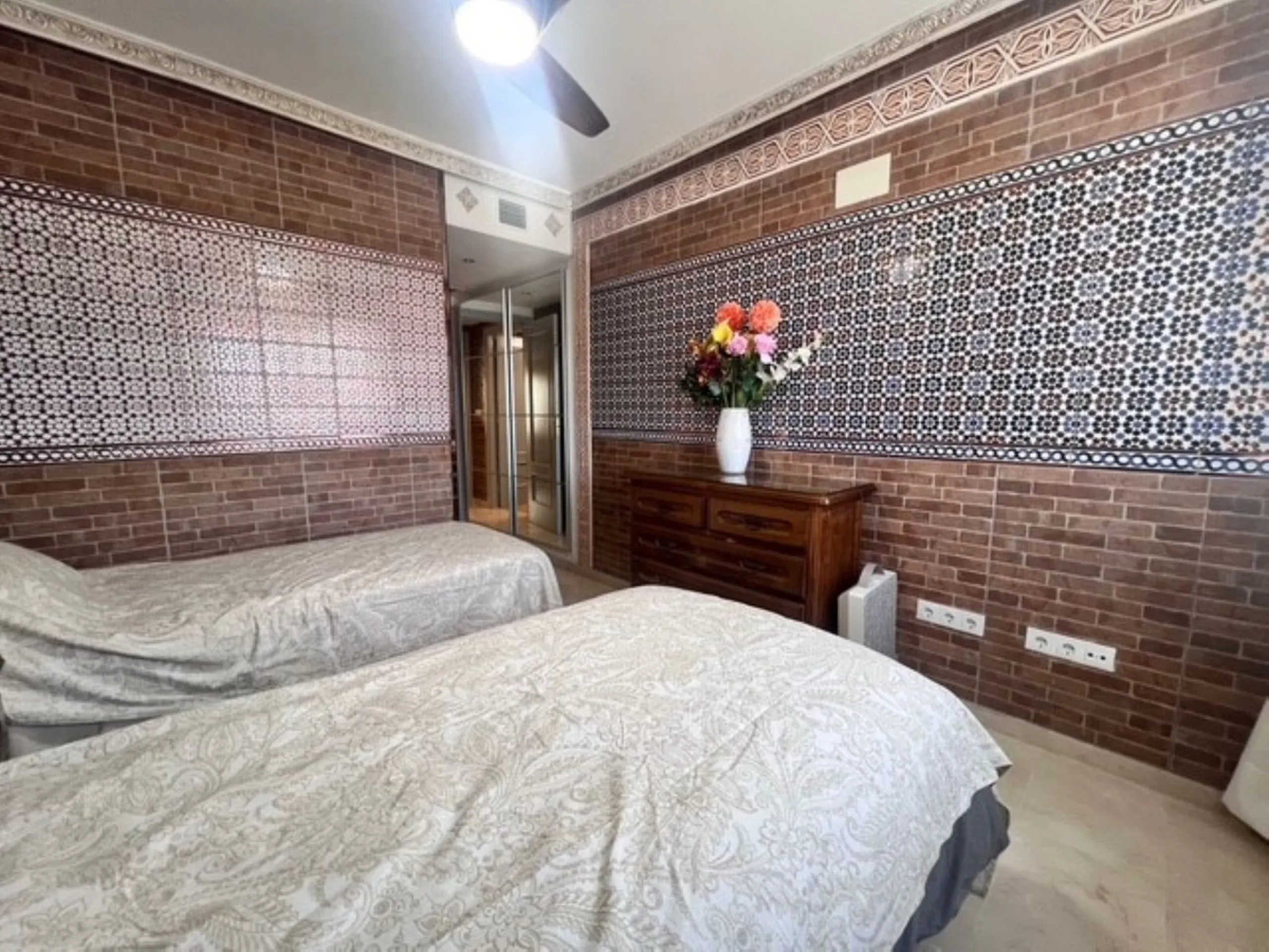 This charming top-floor apartment, located in the sought-after Guadalmina Baja, offers a comfortable and modern living experience. The apartment features two spacious bedrooms and two renovated bathrooms. The open-concept layout creates a seamless flow be