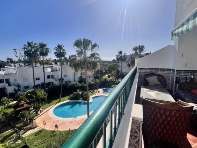 This charming top-floor apartment, located in the sought-after Guadalmina Baja, offers a comfortable and modern living experience. The apartment features two spacious bedrooms and two renovated bathrooms. The open-concept layout creates a seamless flow be