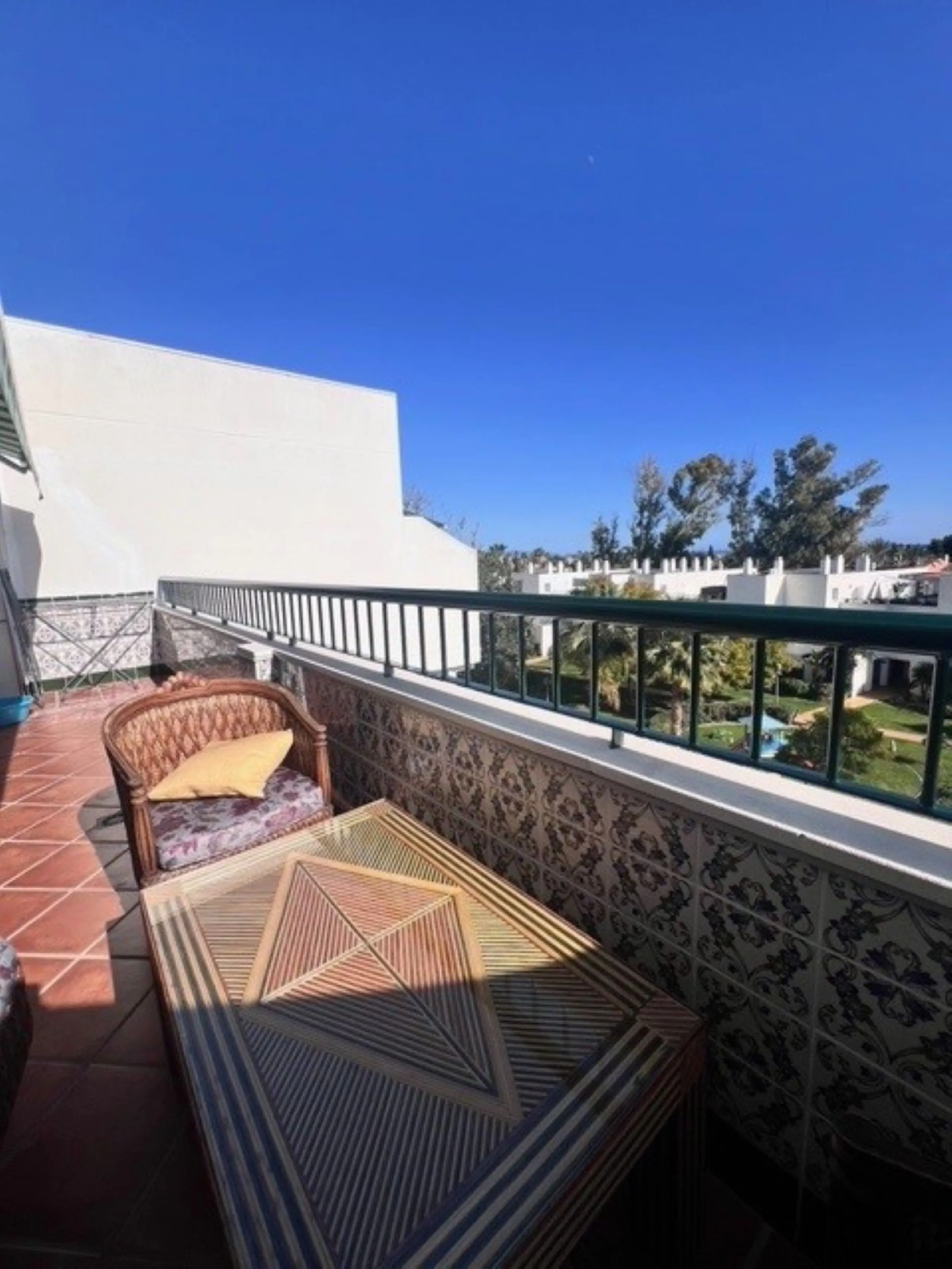 This charming top-floor apartment, located in the sought-after Guadalmina Baja, offers a comfortable and modern living experience. The apartment features two spacious bedrooms and two renovated bathrooms. The open-concept layout creates a seamless flow be