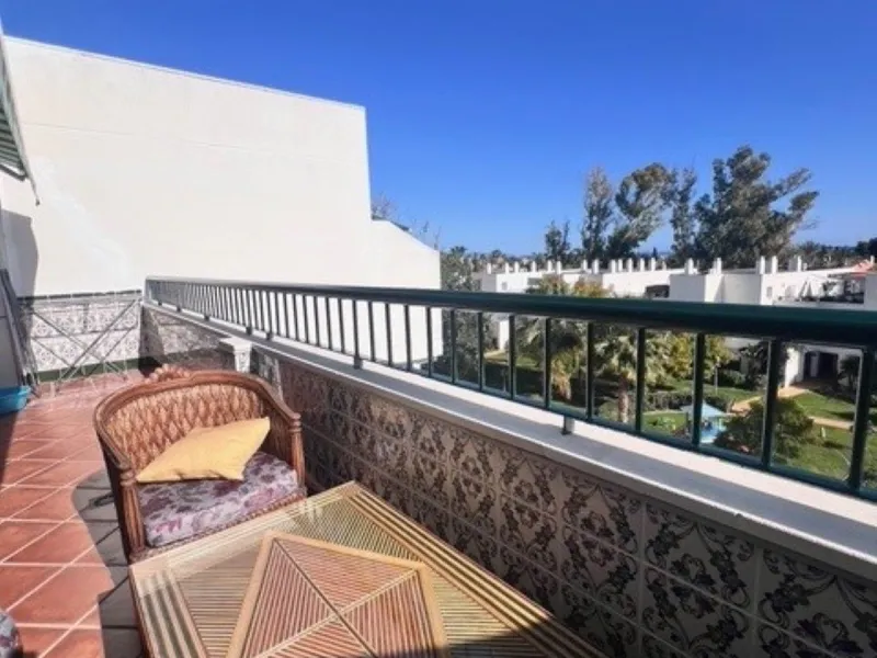 This charming top-floor apartment, located in the sought-after Guadalmina Baja, offers a comfortable and modern living experience. The apartment features two spacious bedrooms and two renovated bathrooms. The open-concept layout creates a seamless flow be