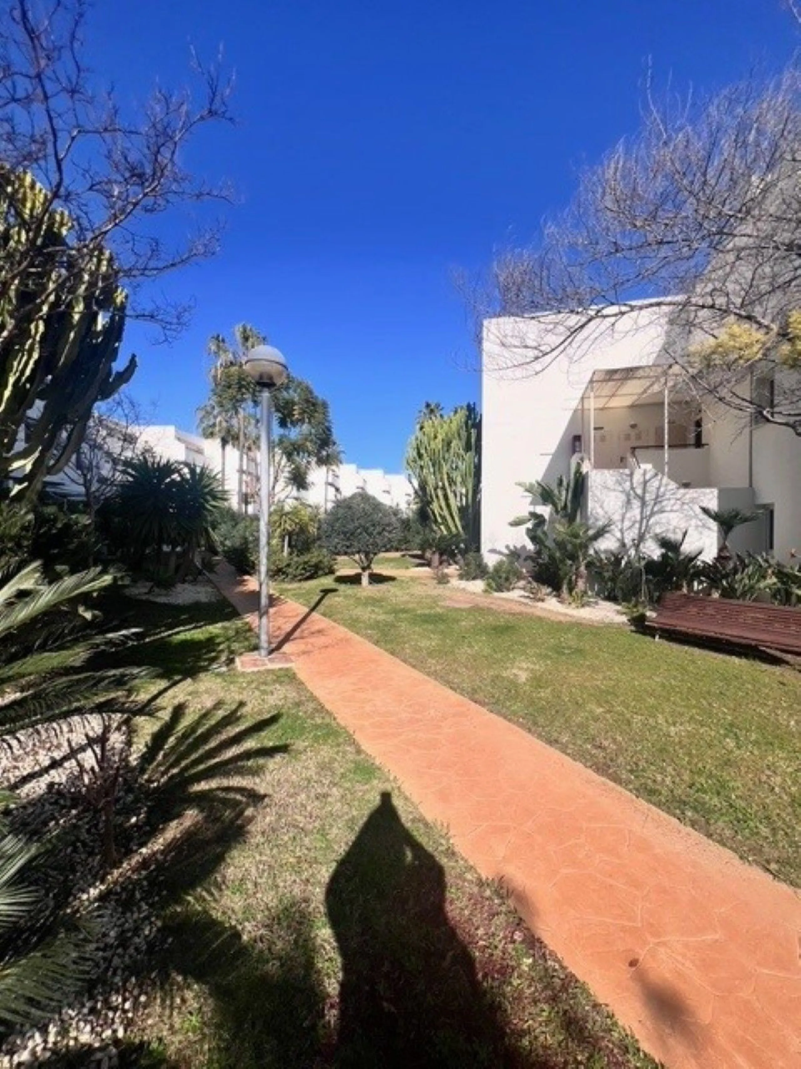 This charming top-floor apartment, located in the sought-after Guadalmina Baja, offers a comfortable and modern living experience. The apartment features two spacious bedrooms and two renovated bathrooms. The open-concept layout creates a seamless flow be