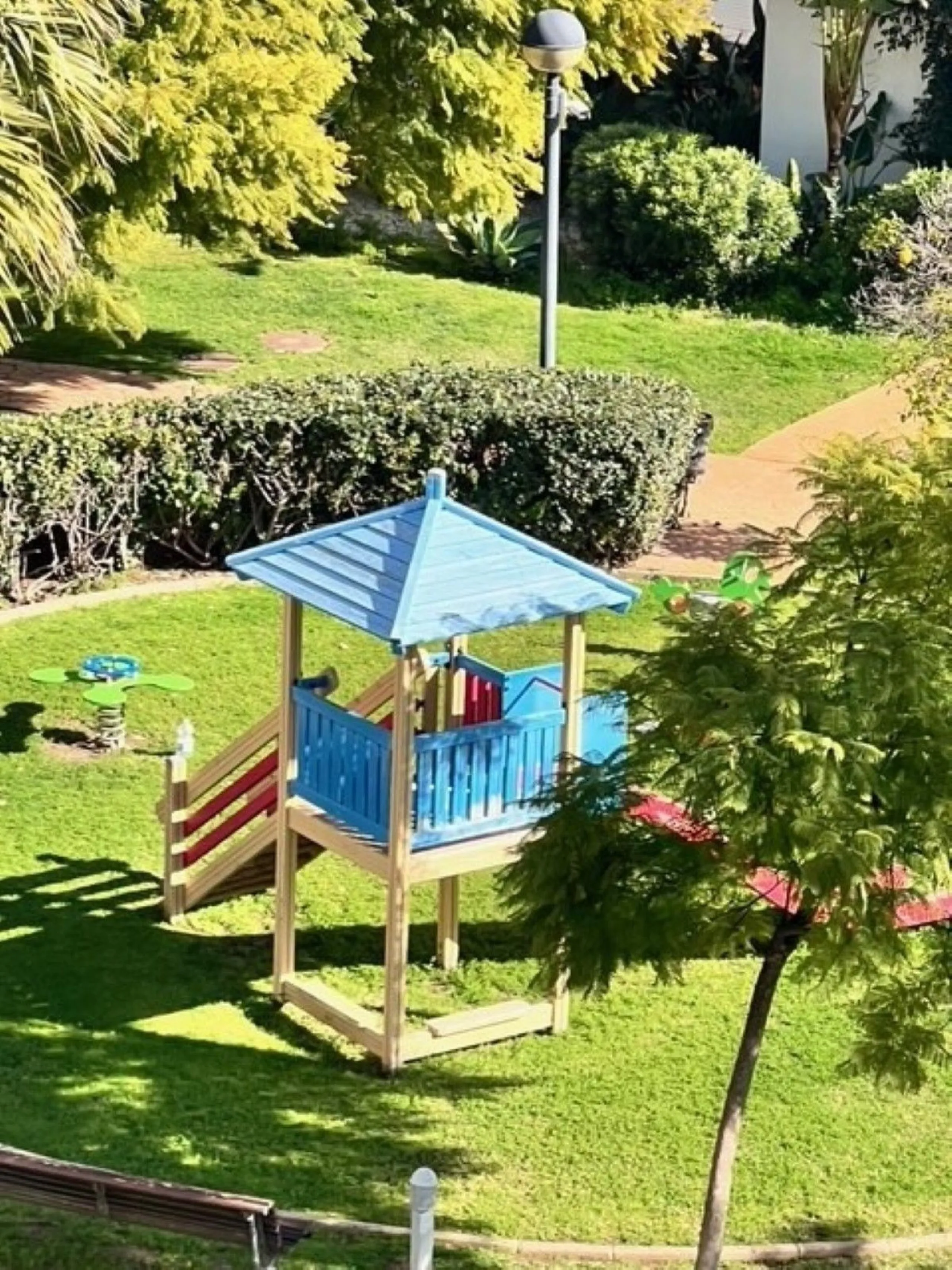 This charming top-floor apartment, located in the sought-after Guadalmina Baja, offers a comfortable and modern living experience. The apartment features two spacious bedrooms and two renovated bathrooms. The open-concept layout creates a seamless flow be