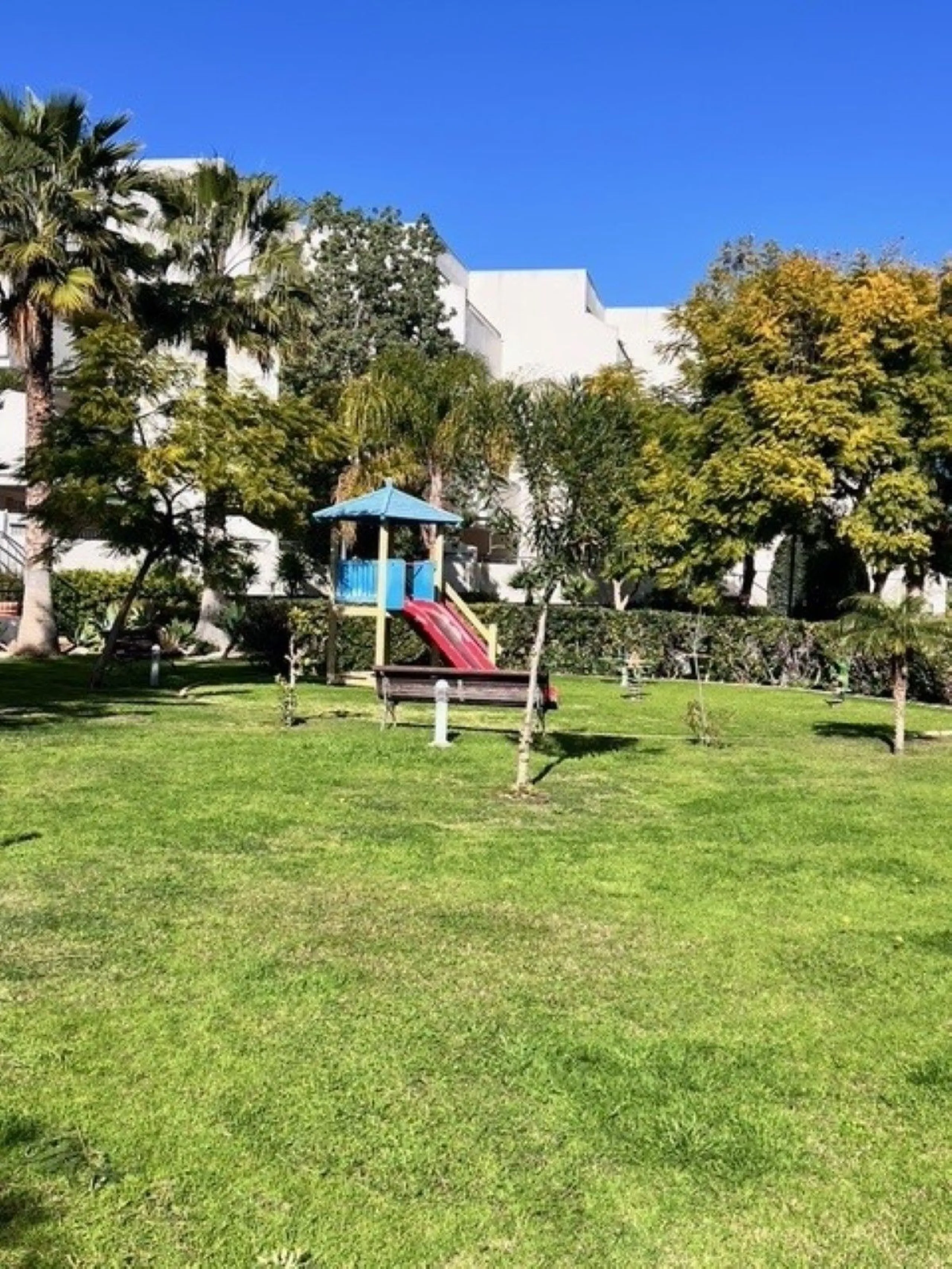 This charming top-floor apartment, located in the sought-after Guadalmina Baja, offers a comfortable and modern living experience. The apartment features two spacious bedrooms and two renovated bathrooms. The open-concept layout creates a seamless flow be