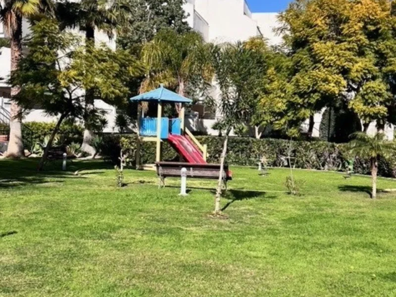 This charming top-floor apartment, located in the sought-after Guadalmina Baja, offers a comfortable and modern living experience. The apartment features two spacious bedrooms and two renovated bathrooms. The open-concept layout creates a seamless flow be