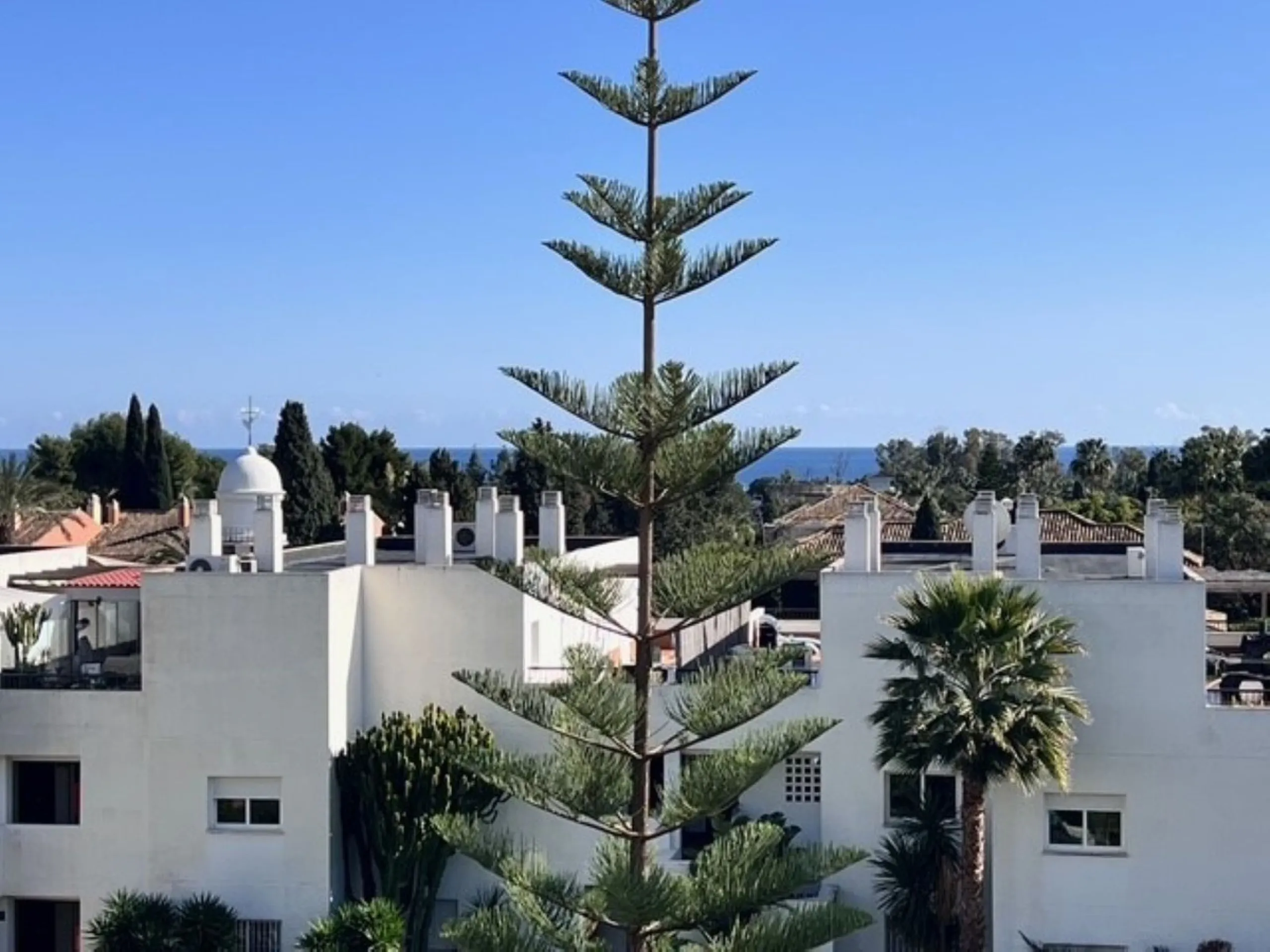 This charming top-floor apartment, located in the sought-after Guadalmina Baja, offers a comfortable and modern living experience. The apartment features two spacious bedrooms and two renovated bathrooms. The open-concept layout creates a seamless flow be