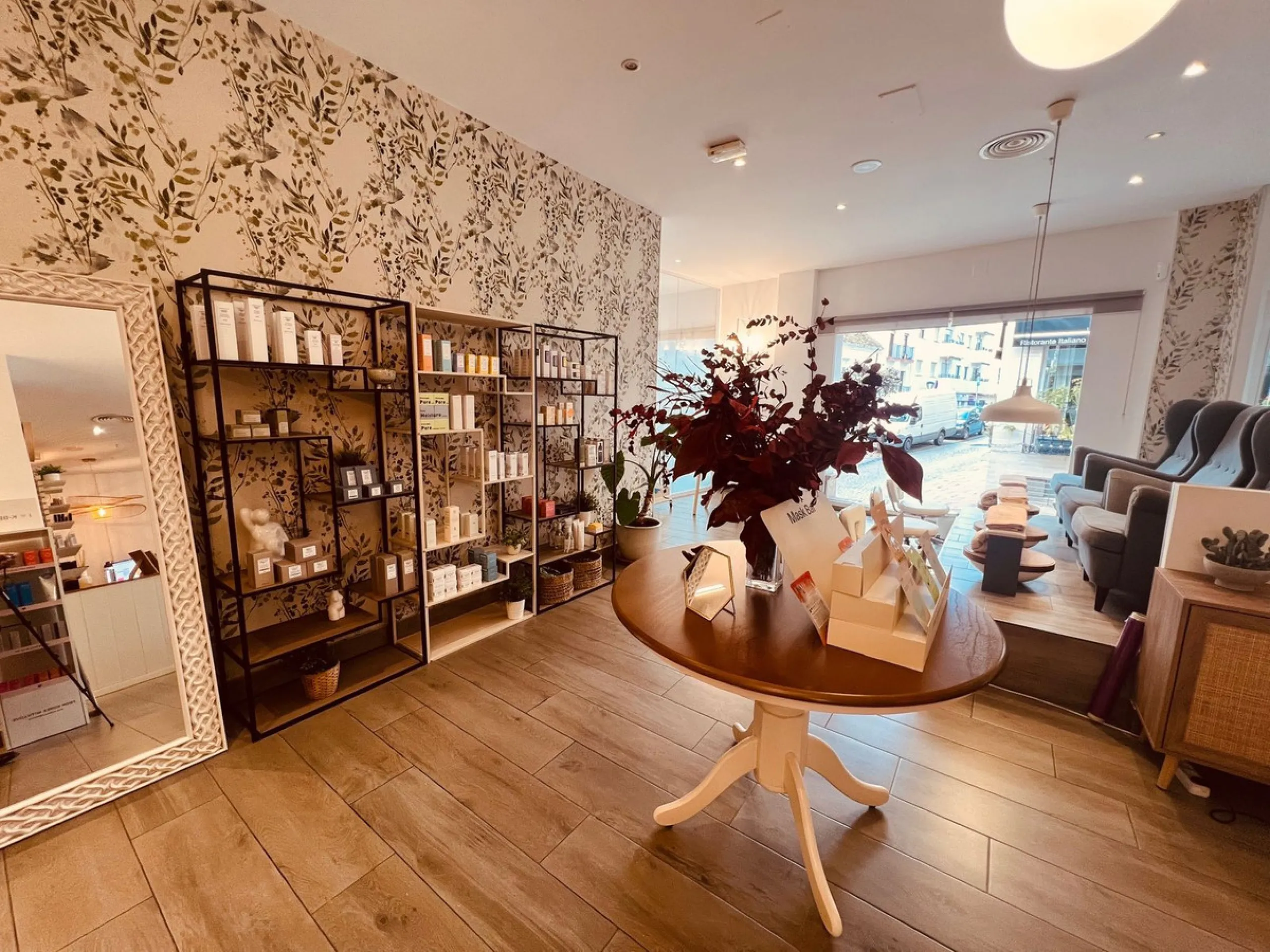 Commercial - Business в продаже в Estepona, Málaga. В доме 4 спален и 3 ванных комнат. Площадь дома 160 м²