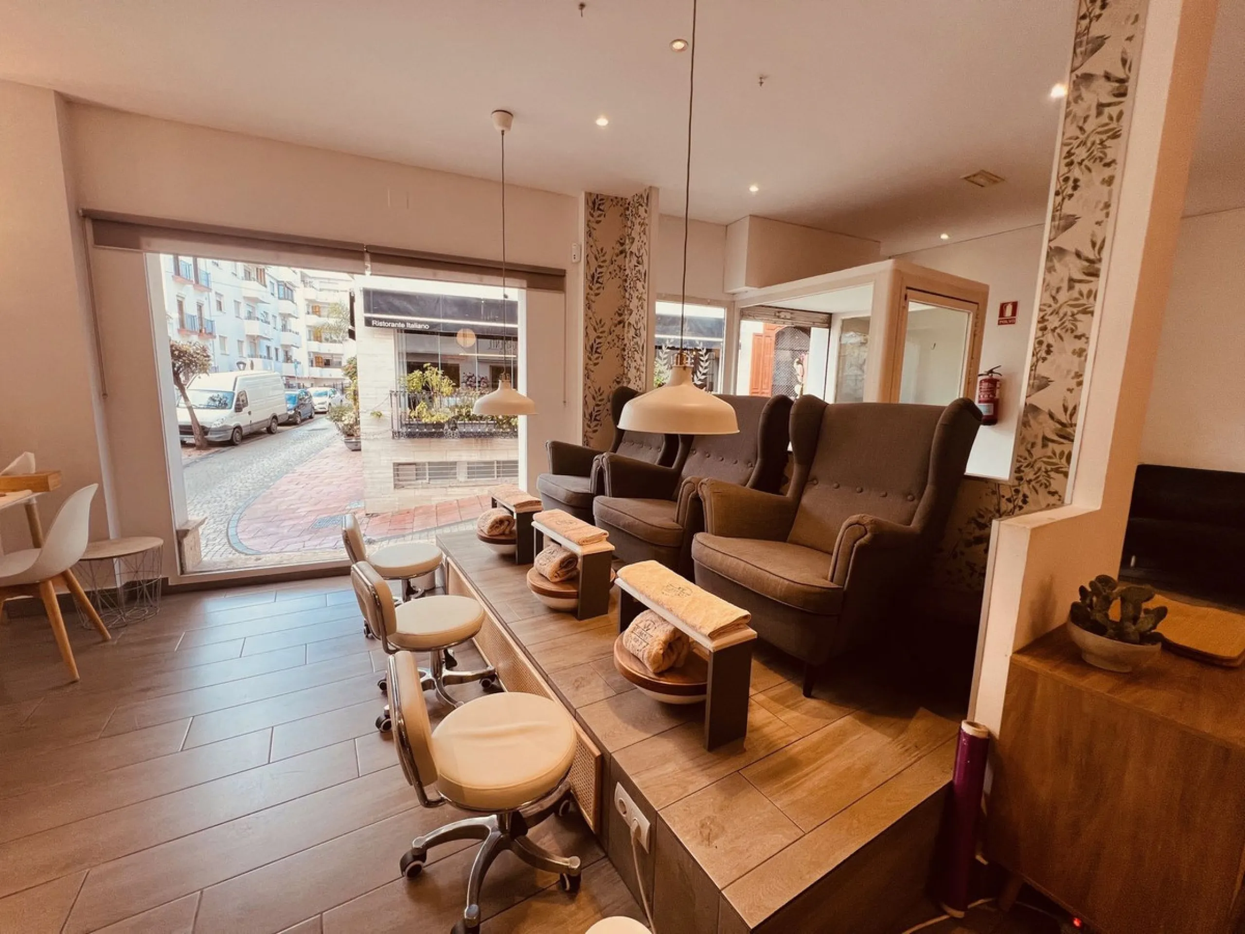 Commercial - Business в продаже в Estepona, Málaga. В доме 4 спален и 3 ванных комнат. Площадь дома 160 м²