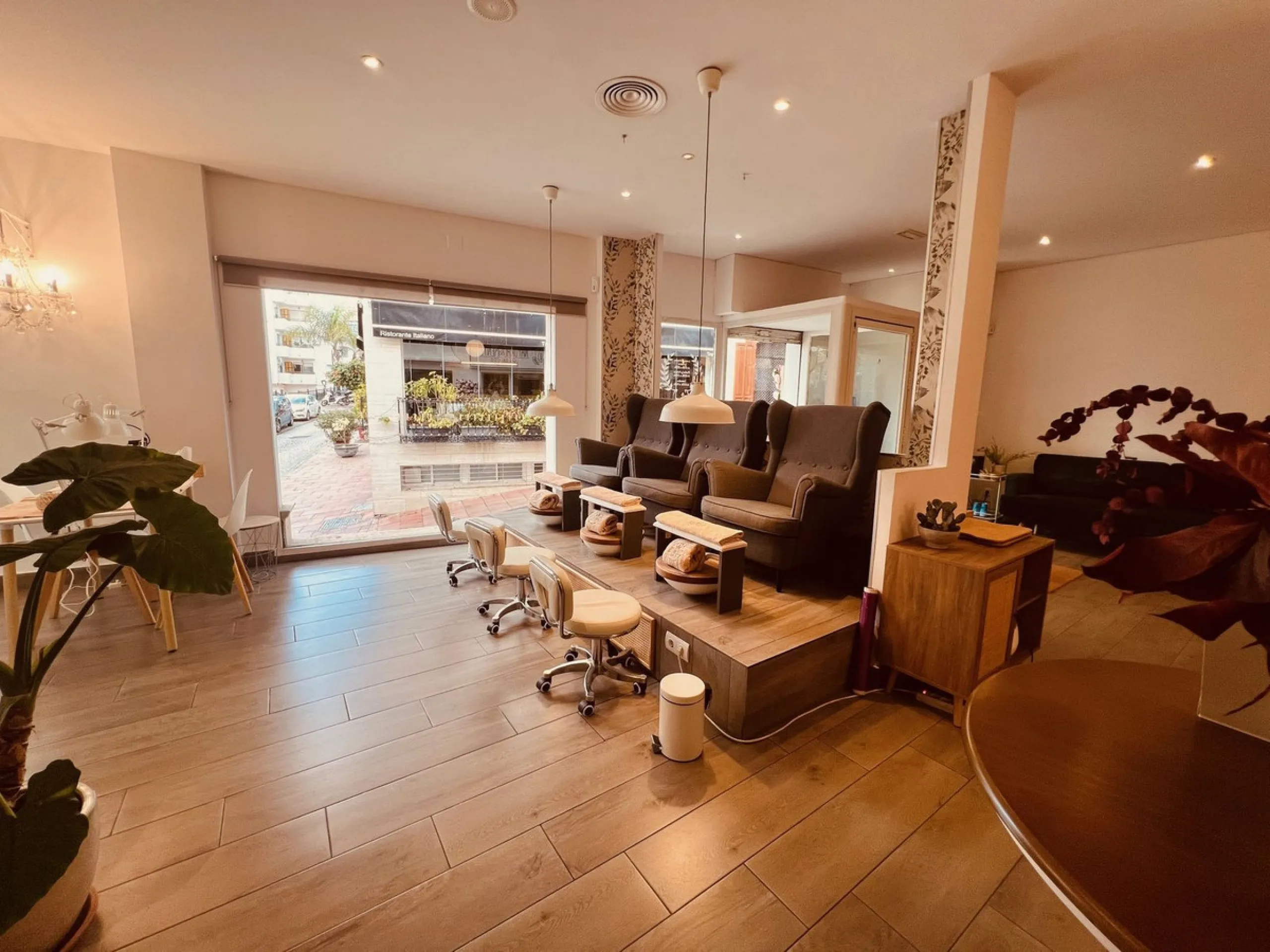 Commercial - Business в продаже в Estepona, Málaga. В доме 4 спален и 3 ванных комнат. Площадь дома 160 м²