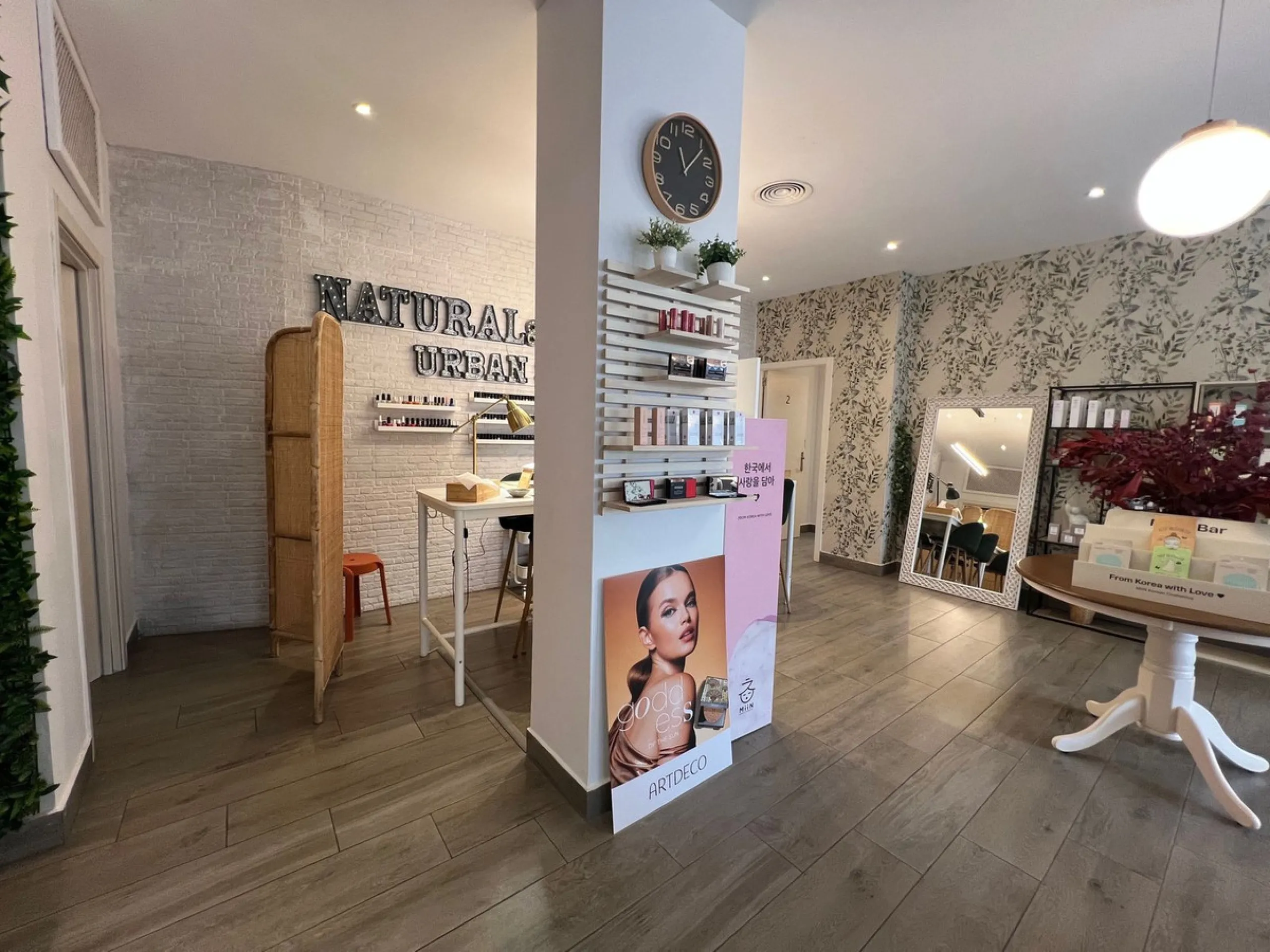 Commercial - Business в продаже в Estepona, Málaga. В доме 4 спален и 3 ванных комнат. Площадь дома 160 м²
