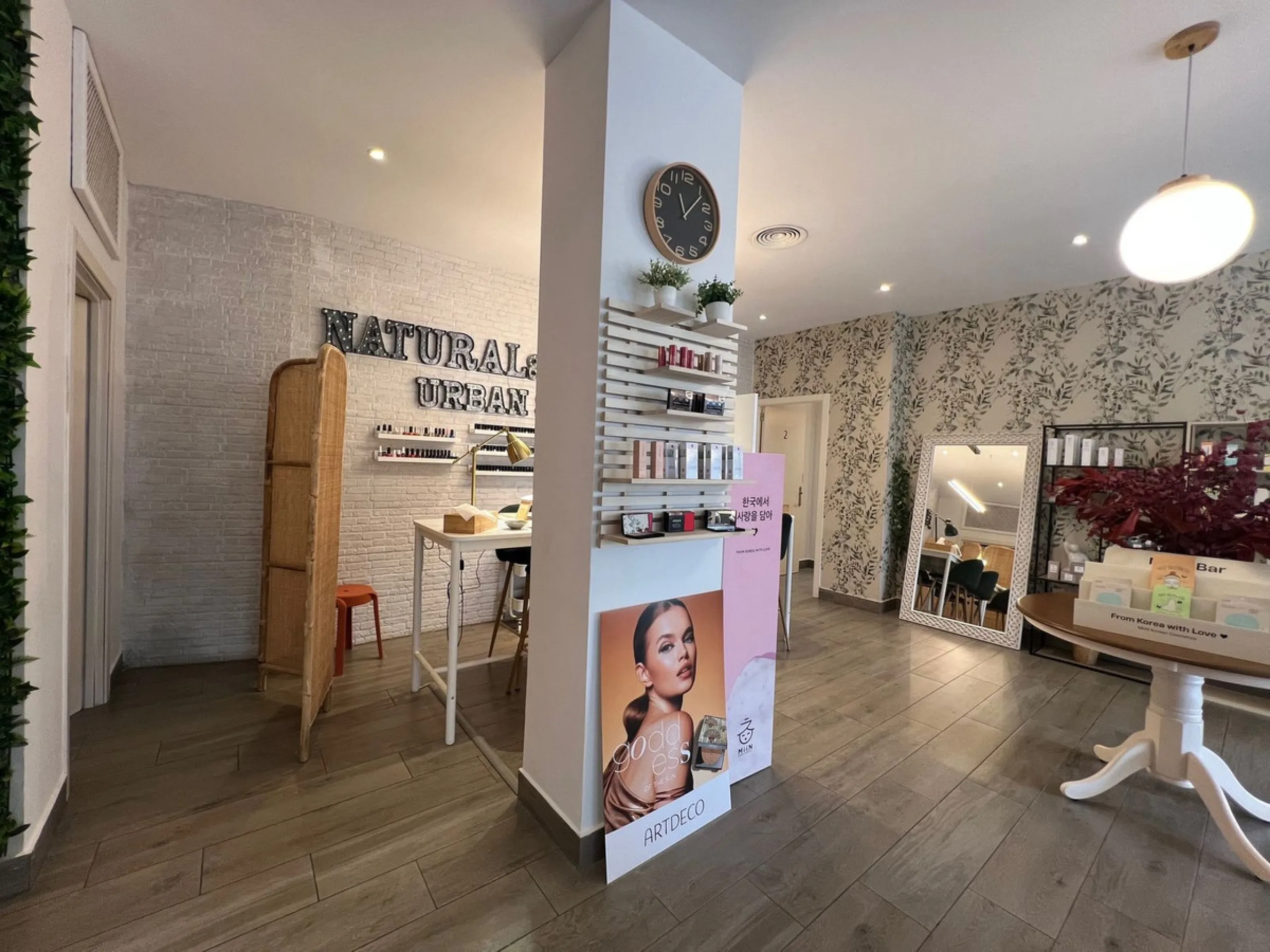 Commercial - Business в продаже в Estepona, Málaga. В доме 4 спален и 3 ванных комнат. Площадь дома 160 м²