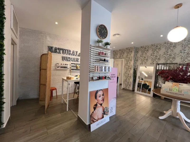 Commercial - Business в продаже в Estepona, Málaga. В доме 4 спален и 3 ванных комнат. Площадь дома 160 м²