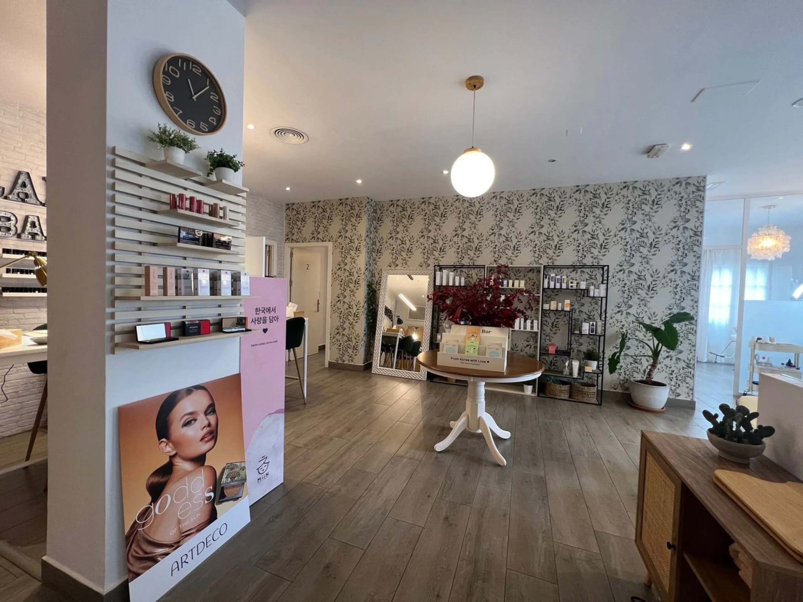 Commercial - Business в продаже в Estepona, Málaga. В доме 4 спален и 3 ванных комнат. Площадь дома 160 м²
