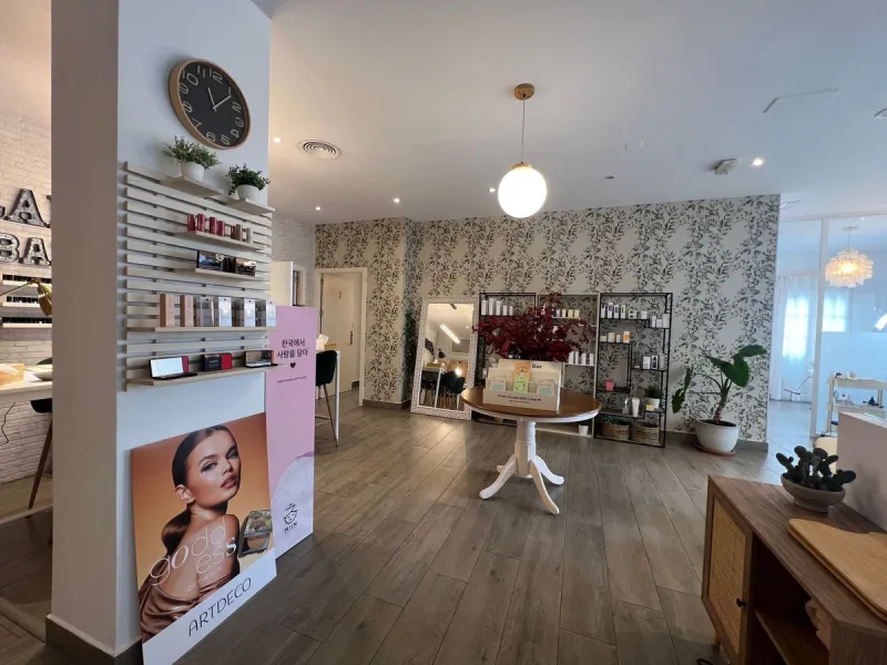 Commercial - Business в продаже в Estepona, Málaga. В доме 4 спален и 3 ванных комнат. Площадь дома 160 м²