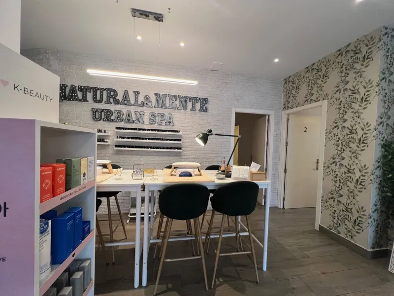 Commercial - Business в продаже в Estepona, Málaga. В доме 4 спален и 3 ванных комнат. Площадь дома 160 м²