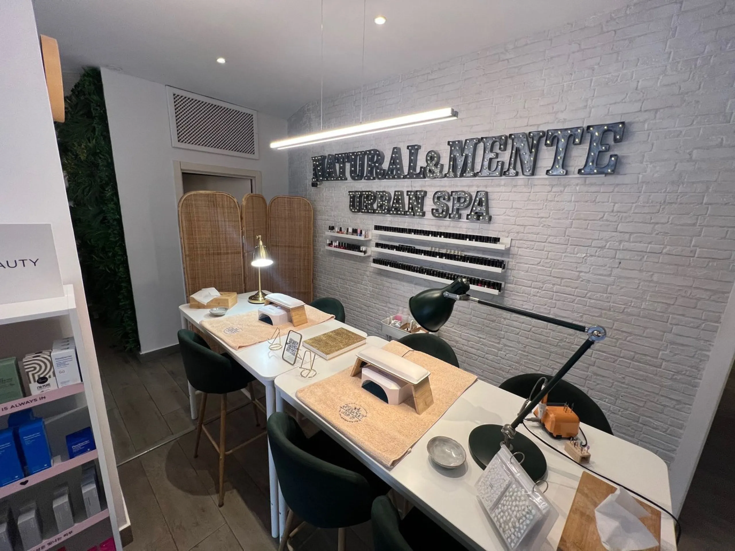 Commercial - Business в продаже в Estepona, Málaga. В доме 4 спален и 3 ванных комнат. Площадь дома 160 м²