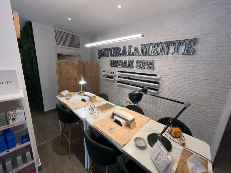 Commercial - Business в продаже в Estepona, Málaga. В доме 4 спален и 3 ванных комнат. Площадь дома 160 м²
