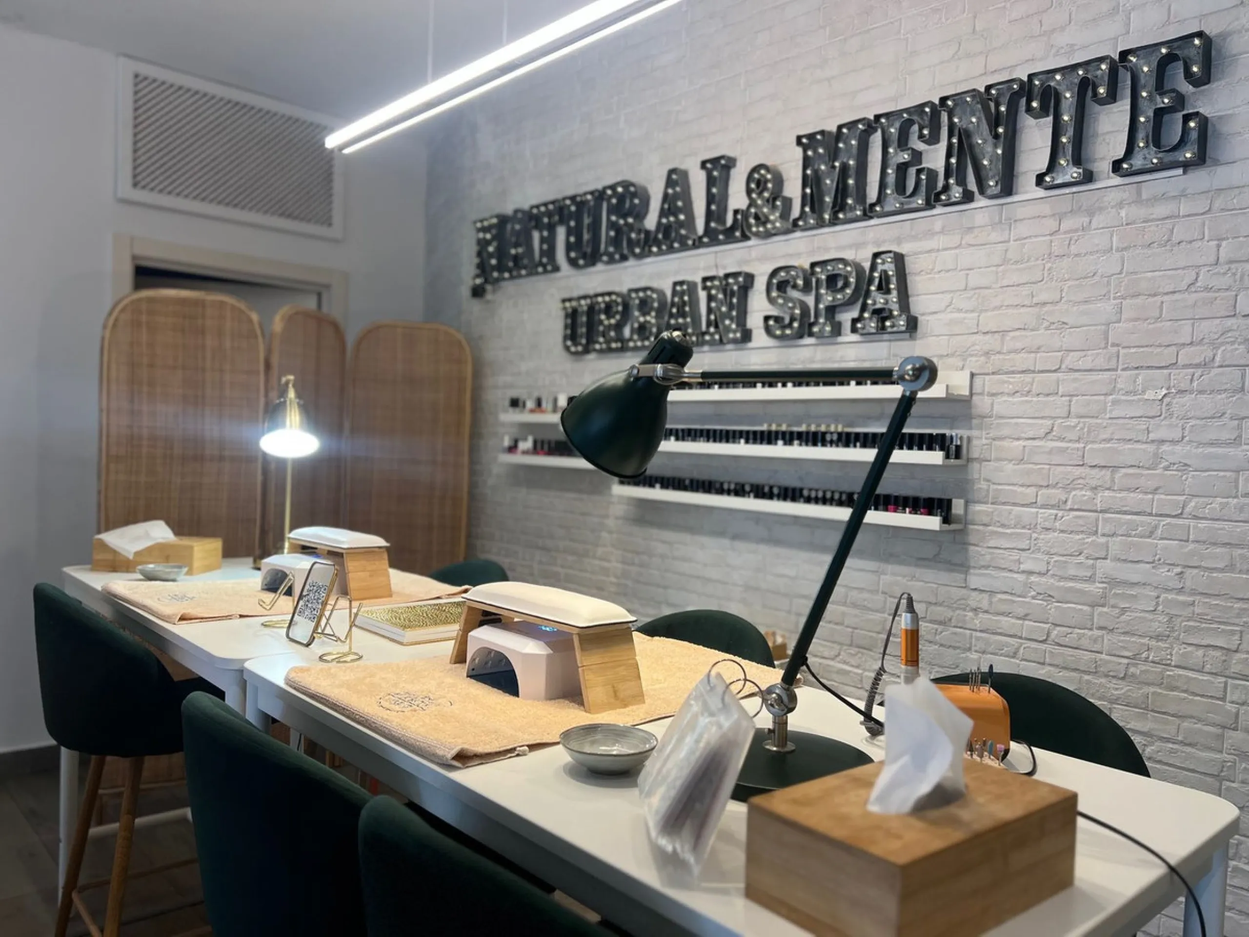 Commercial - Business в продаже в Estepona, Málaga. В доме 4 спален и 3 ванных комнат. Площадь дома 160 м²
