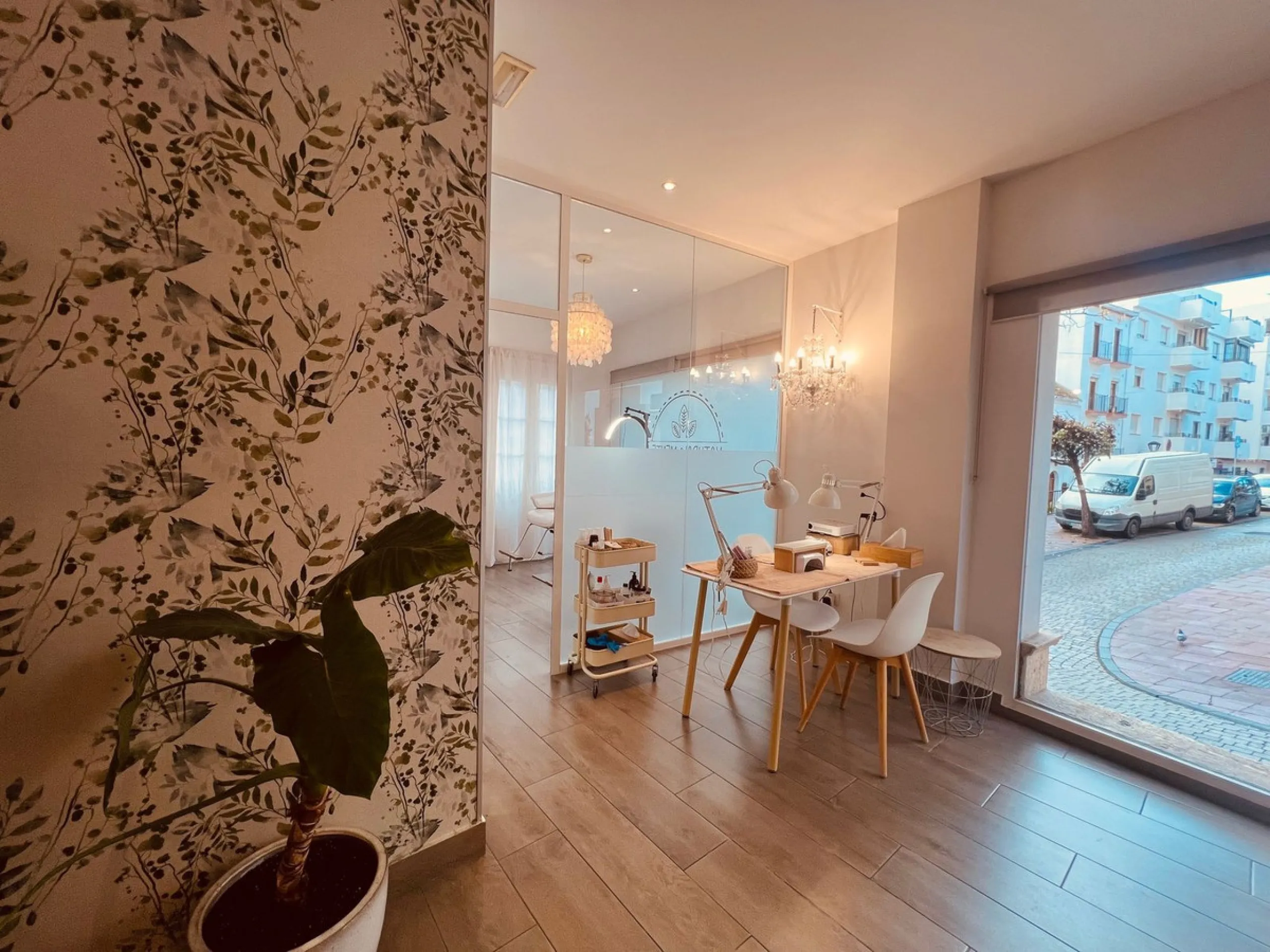 Commercial - Business в продаже в Estepona, Málaga. В доме 4 спален и 3 ванных комнат. Площадь дома 160 м²
