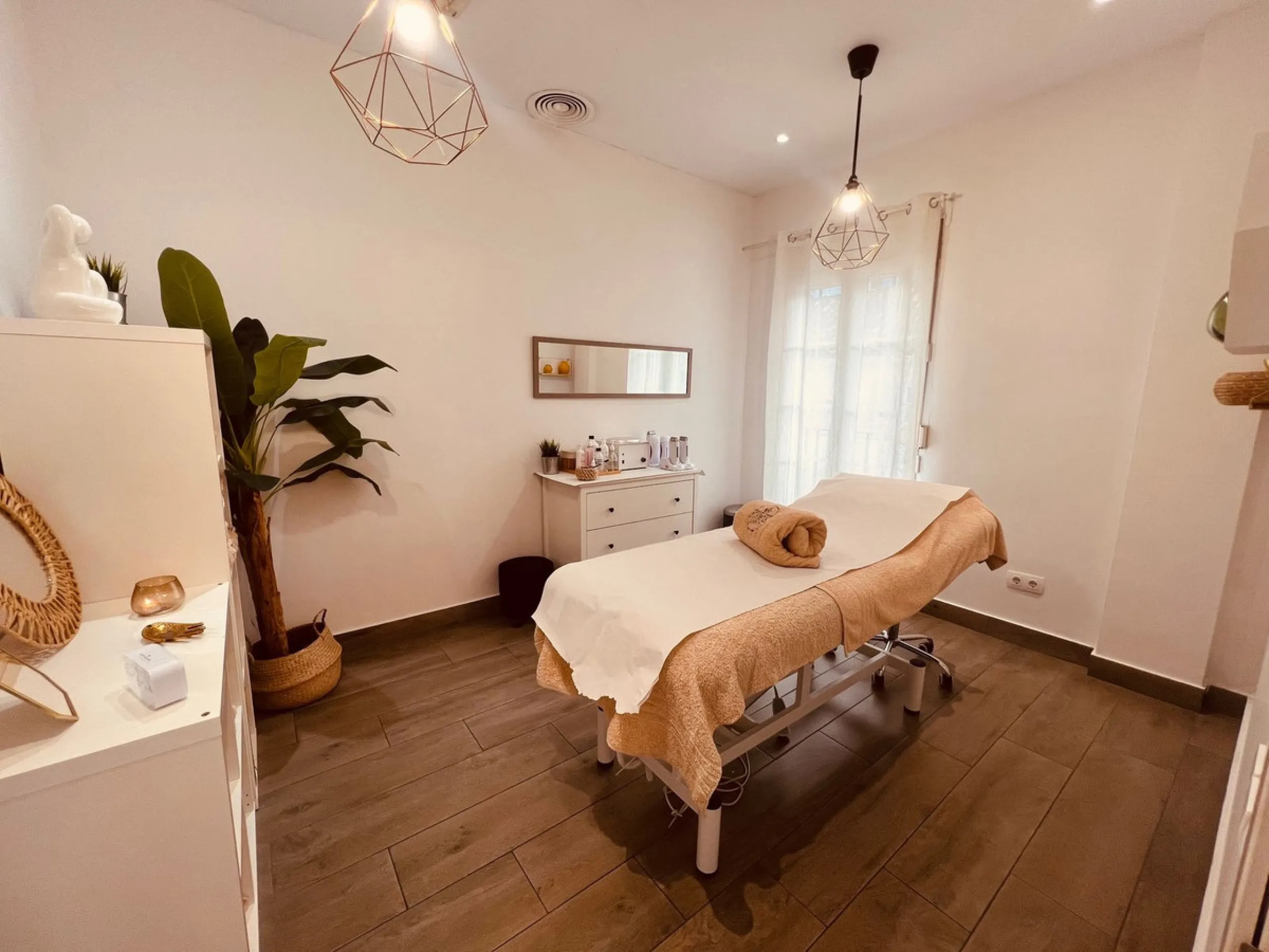 Commercial - Business в продаже в Estepona, Málaga. В доме 4 спален и 3 ванных комнат. Площадь дома 160 м²
