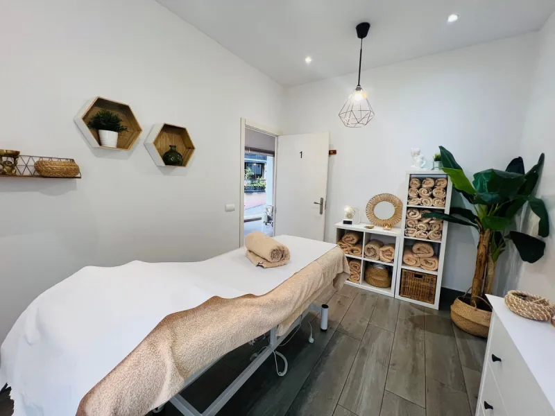 Commercial - Business в продаже в Estepona, Málaga. В доме 4 спален и 3 ванных комнат. Площадь дома 160 м²