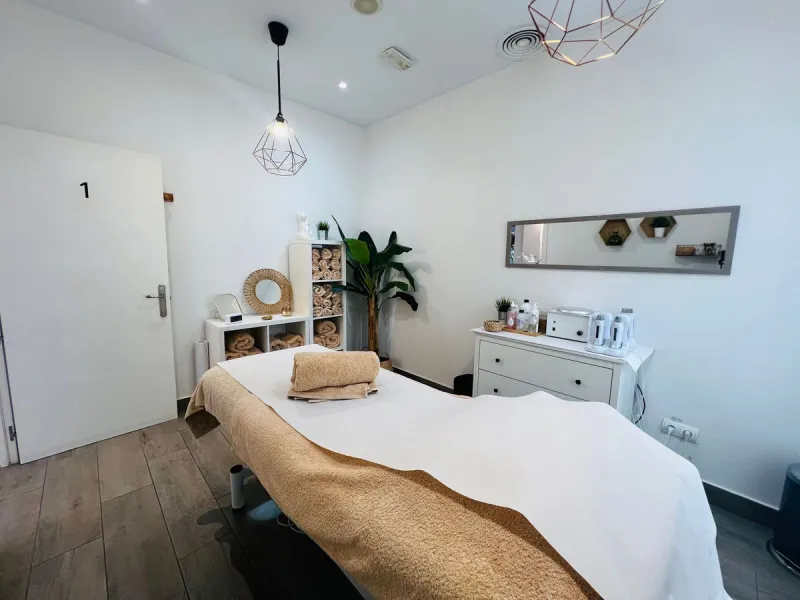 Commercial - Business в продаже в Estepona, Málaga. В доме 4 спален и 3 ванных комнат. Площадь дома 160 м²