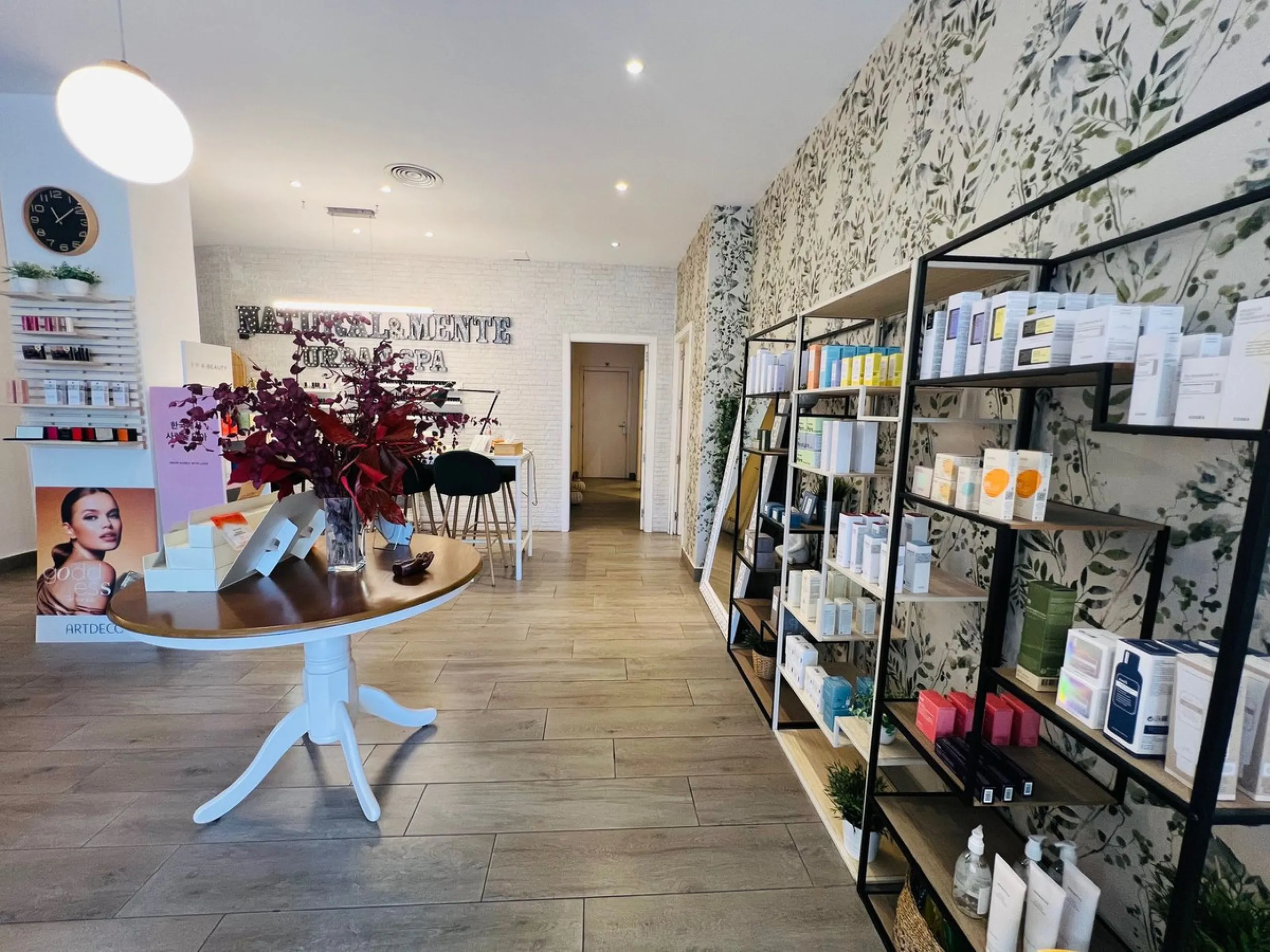 Commercial - Business в продаже в Estepona, Málaga. В доме 4 спален и 3 ванных комнат. Площадь дома 160 м²