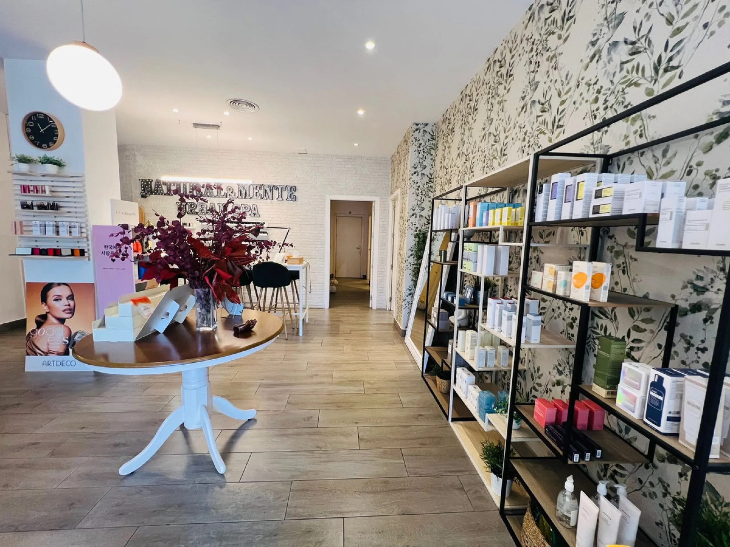 Commercial - Business в продаже в Estepona, Málaga. В доме 4 спален и 3 ванных комнат. Площадь дома 160 м²