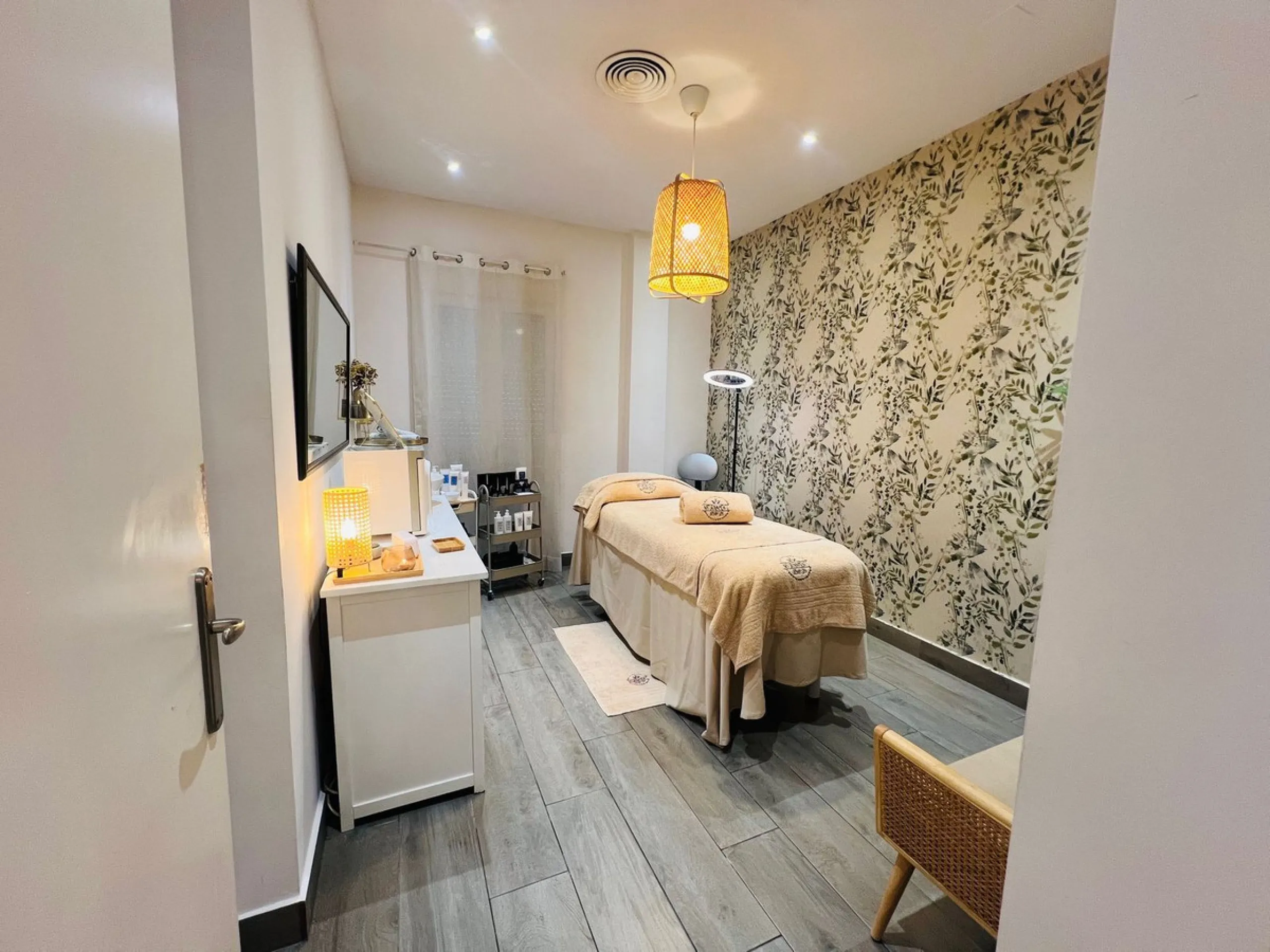 Commercial - Business в продаже в Estepona, Málaga. В доме 4 спален и 3 ванных комнат. Площадь дома 160 м²
