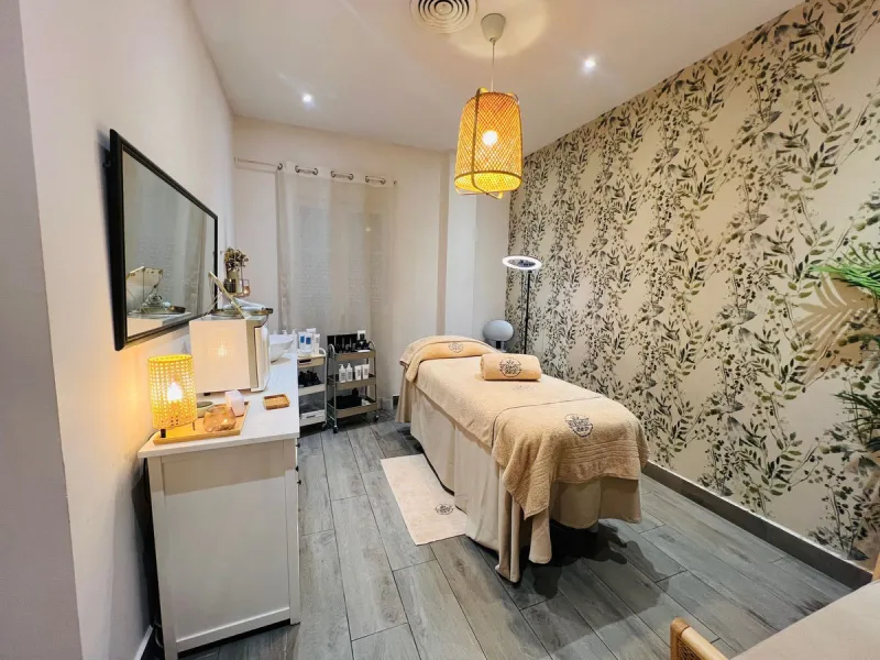Commercial - Business в продаже в Estepona, Málaga. В доме 4 спален и 3 ванных комнат. Площадь дома 160 м²