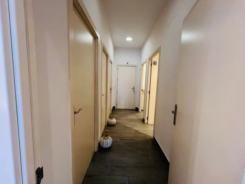 Commercial - Business в продаже в Estepona, Málaga. В доме 4 спален и 3 ванных комнат. Площадь дома 160 м²