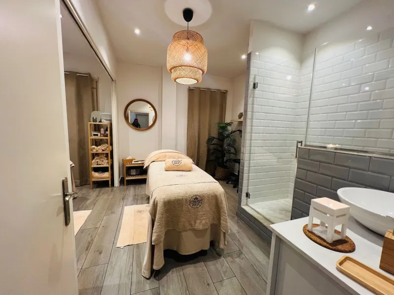Commercial - Business в продаже в Estepona, Málaga. В доме 4 спален и 3 ванных комнат. Площадь дома 160 м²