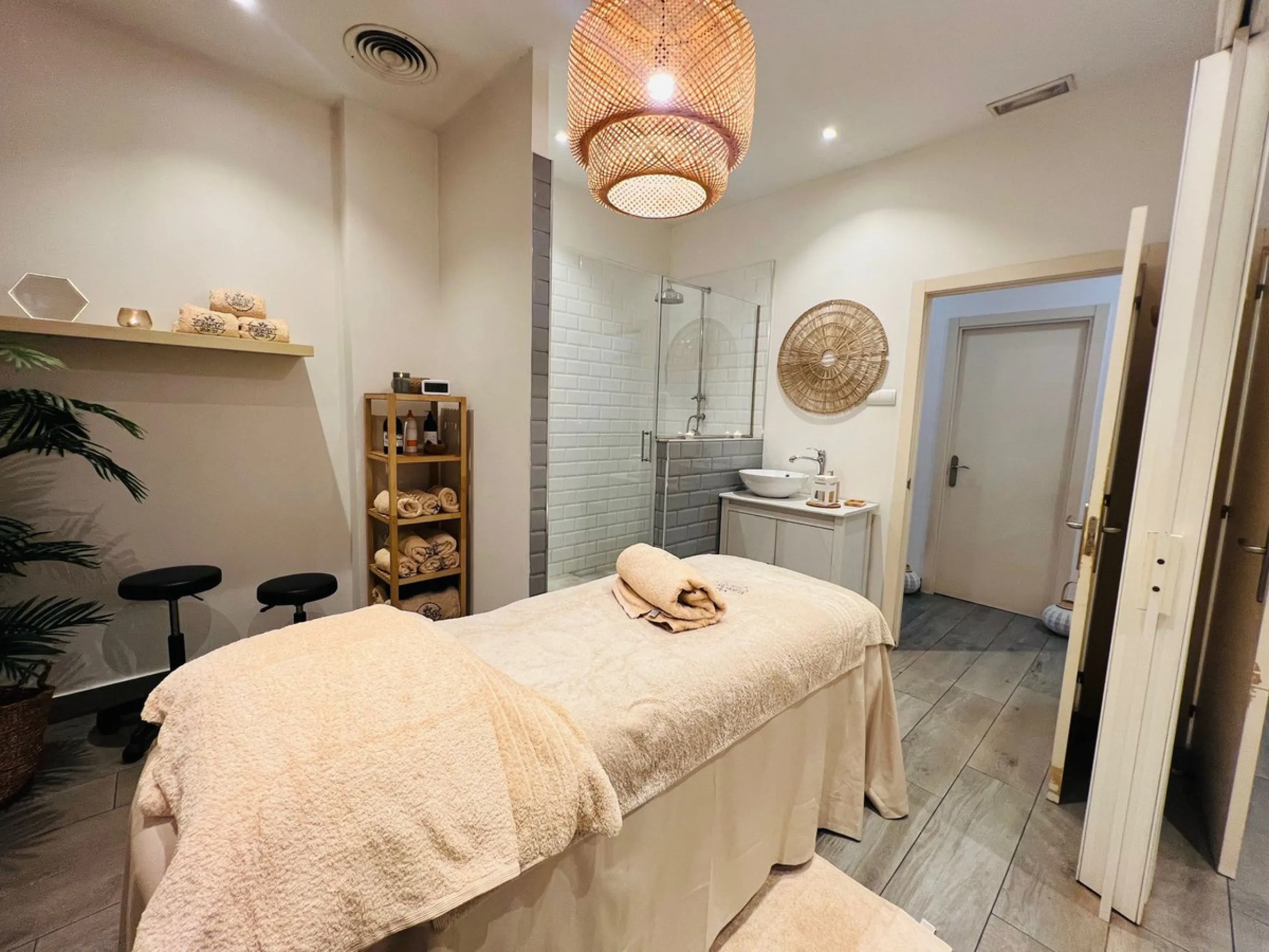 Commercial - Business в продаже в Estepona, Málaga. В доме 4 спален и 3 ванных комнат. Площадь дома 160 м²