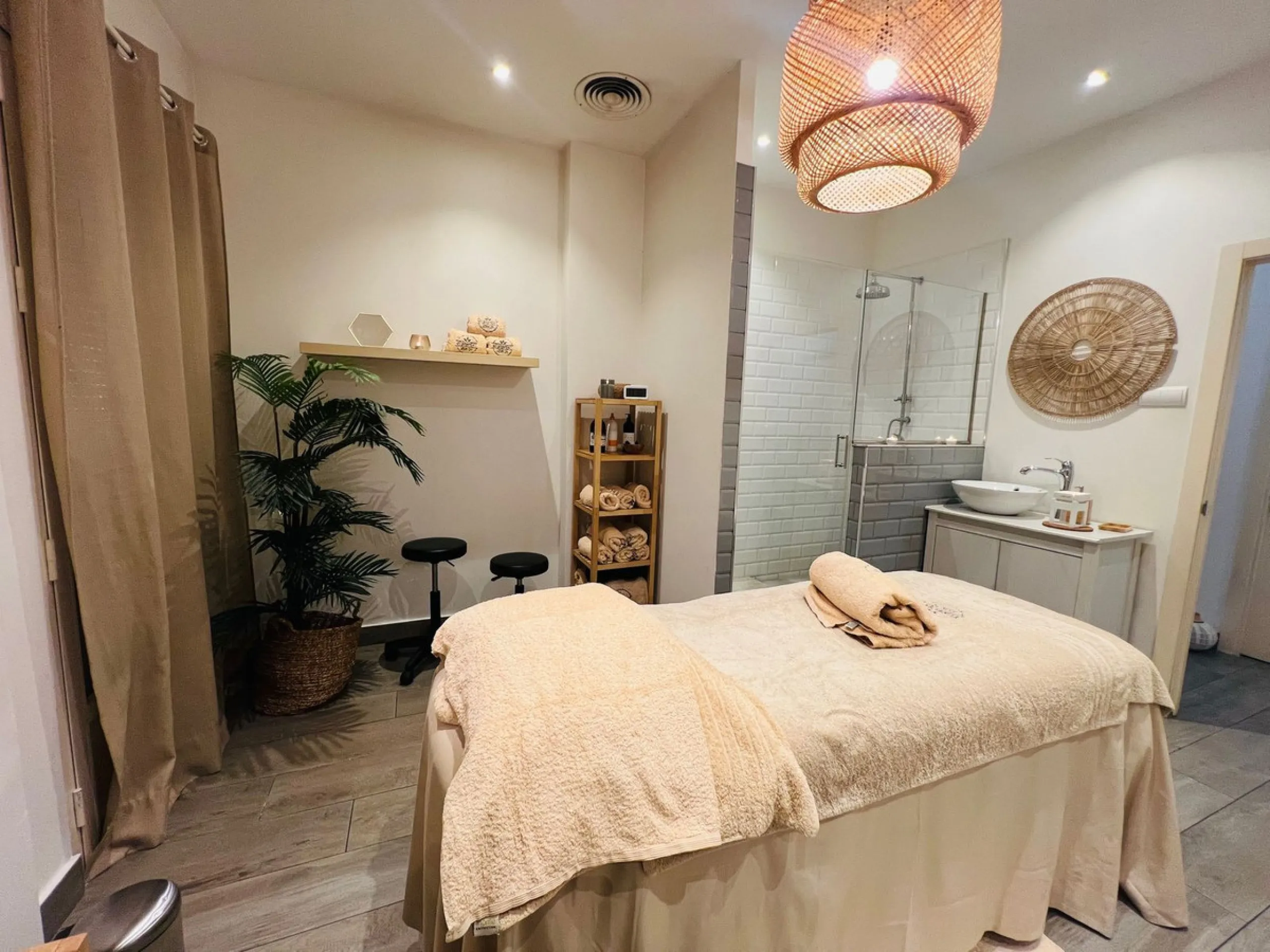 Commercial - Business в продаже в Estepona, Málaga. В доме 4 спален и 3 ванных комнат. Площадь дома 160 м²