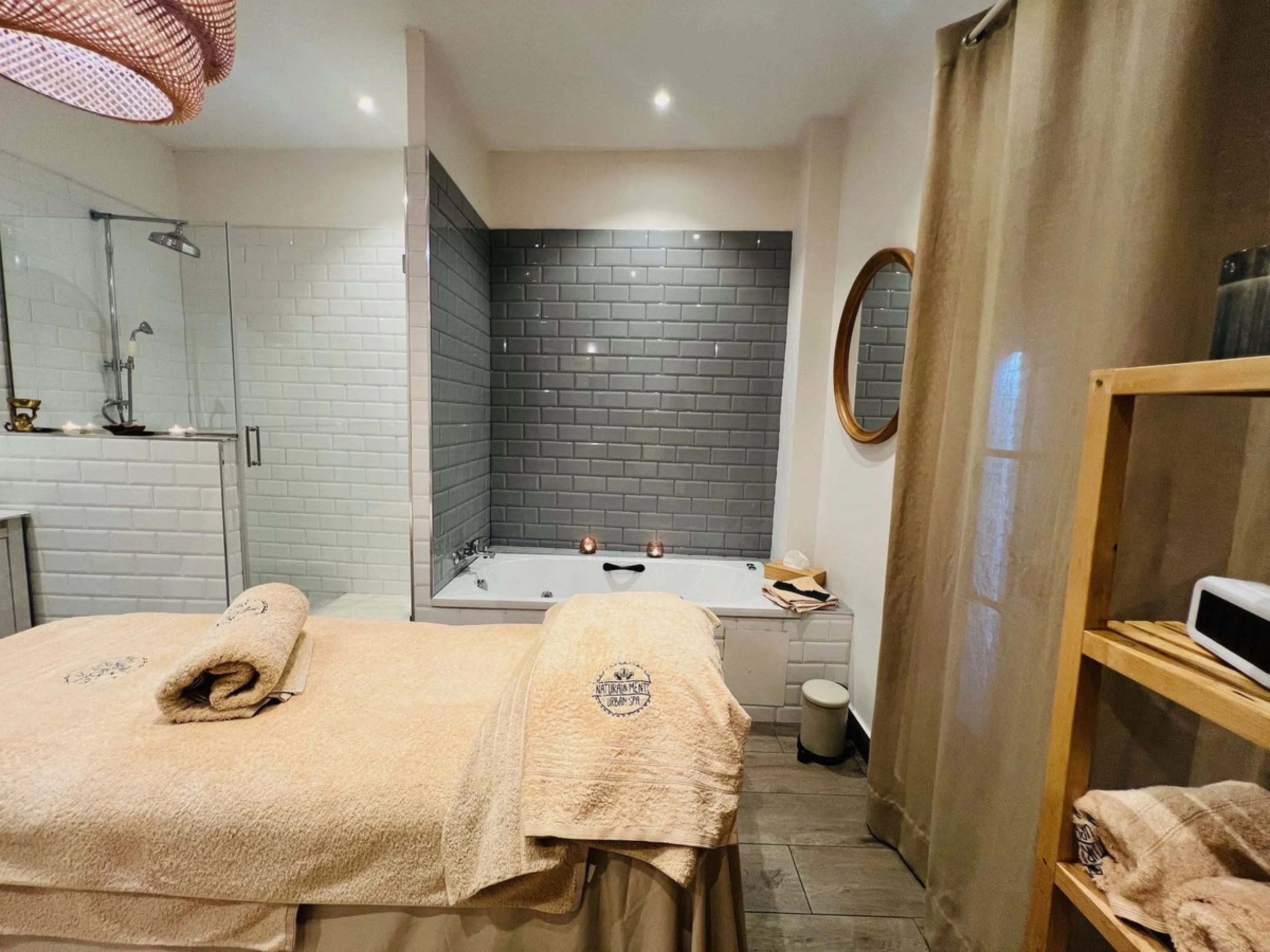 Commercial - Business в продаже в Estepona, Málaga. В доме 4 спален и 3 ванных комнат. Площадь дома 160 м²