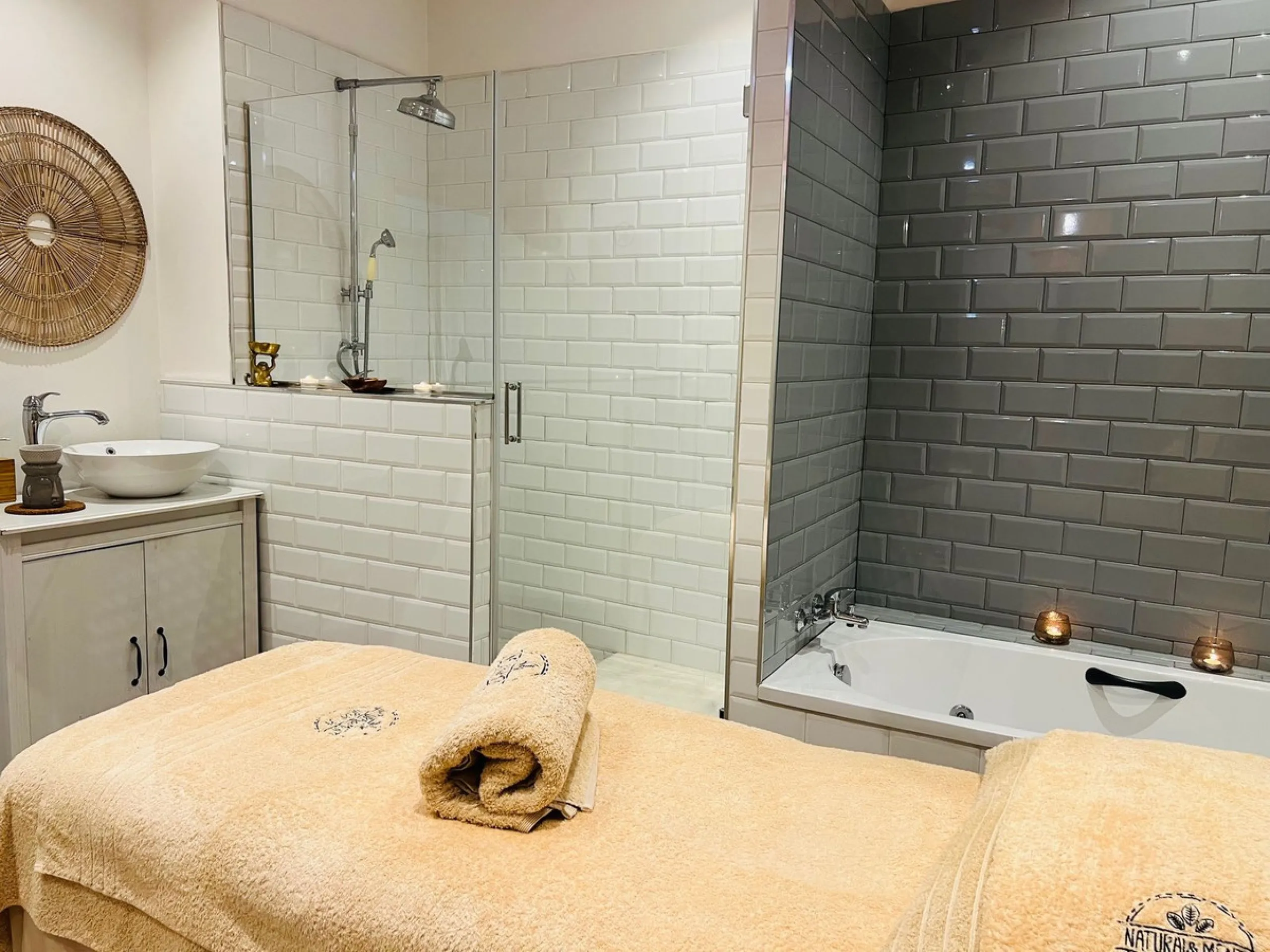 Commercial - Business в продаже в Estepona, Málaga. В доме 4 спален и 3 ванных комнат. Площадь дома 160 м²