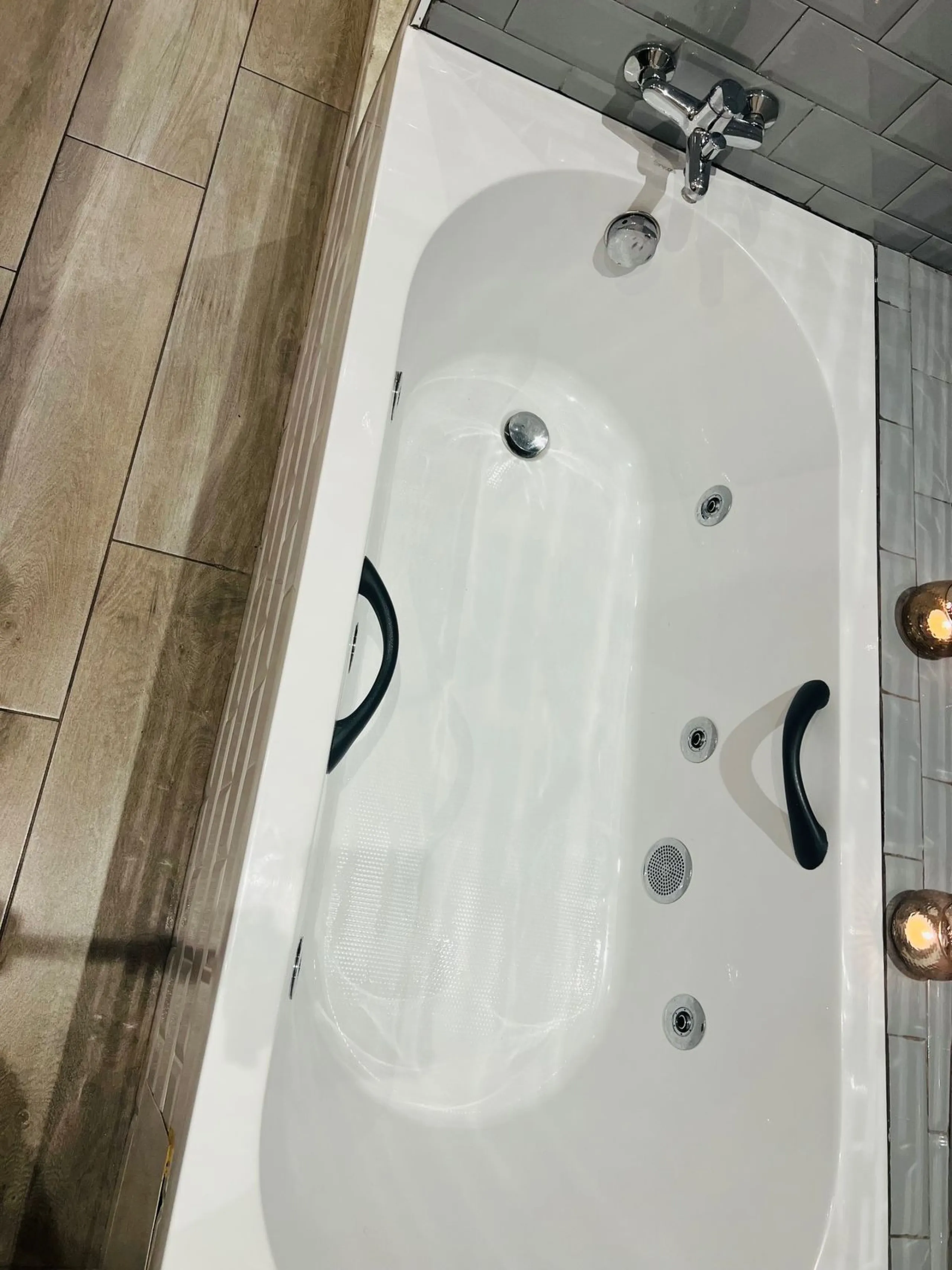 Commercial - Business в продаже в Estepona, Málaga. В доме 4 спален и 3 ванных комнат. Площадь дома 160 м²