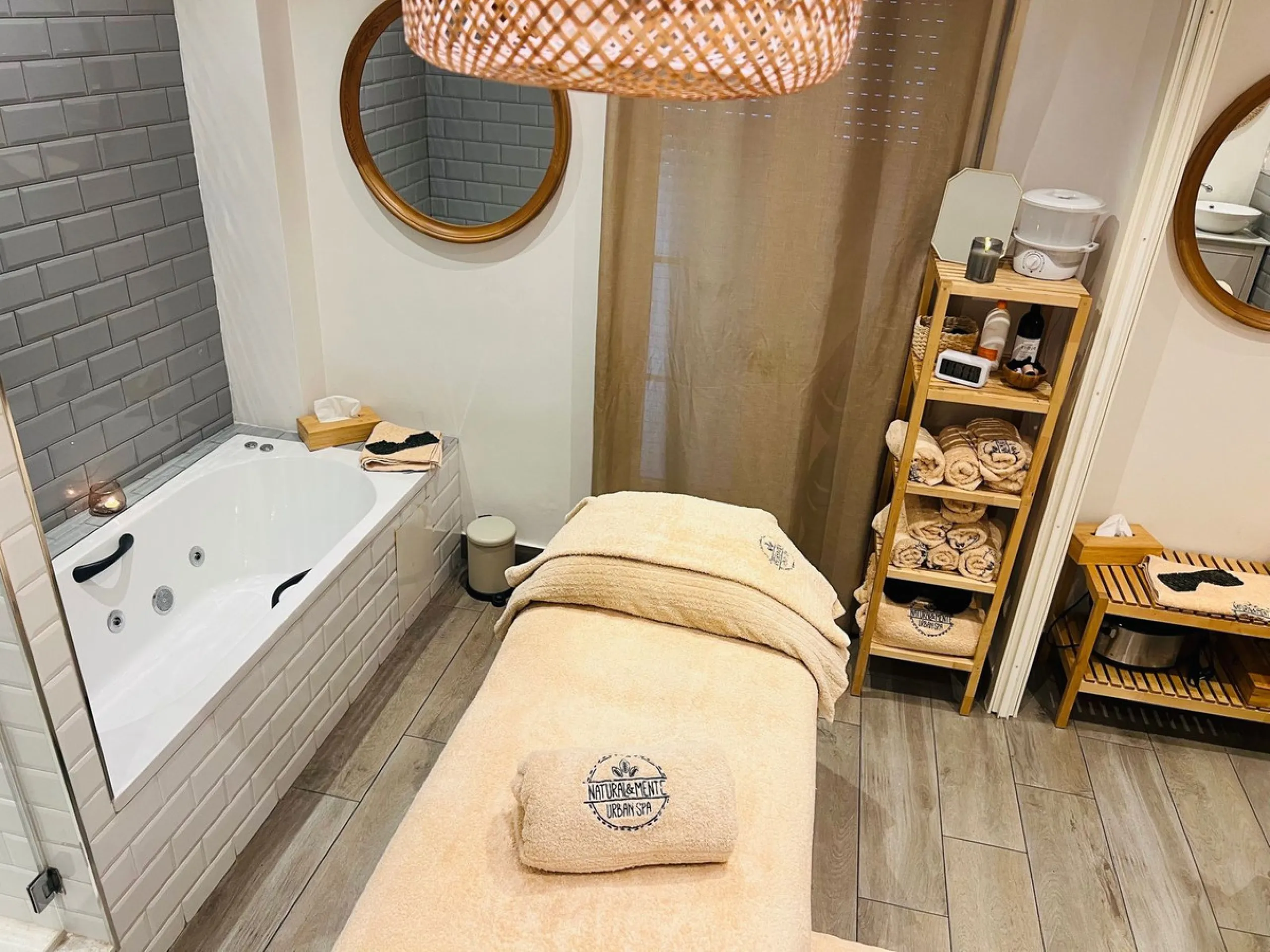 Commercial - Business в продаже в Estepona, Málaga. В доме 4 спален и 3 ванных комнат. Площадь дома 160 м²