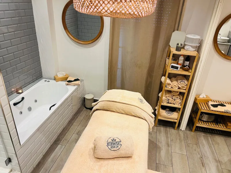 Commercial - Business в продаже в Estepona, Málaga. В доме 4 спален и 3 ванных комнат. Площадь дома 160 м²